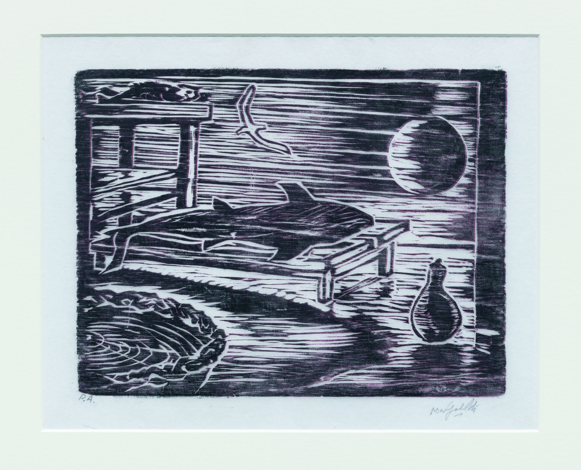 Descrição da imagem: Xilogravura em tons de cinza formada por traços horizontais. No centro, um tubarão está deitado na horizontal sobre uma estrutura retangular, com a cabeça voltada para a direita. No canto superior esquerdo, há uma pequena estante com três prateleiras; a prateleira superior contém pequenos peixes. No canto superior direito, um círculo apresenta metade clara à esquerda e metade escura à direita. Um pássaro voa no céu. No canto inferior esquerdo, há parte de um objeto que se assemelha a um grande cesto vazio. No canto inferior direito, há um objeto semelhante a uma moringa. Fim da descrição. 
