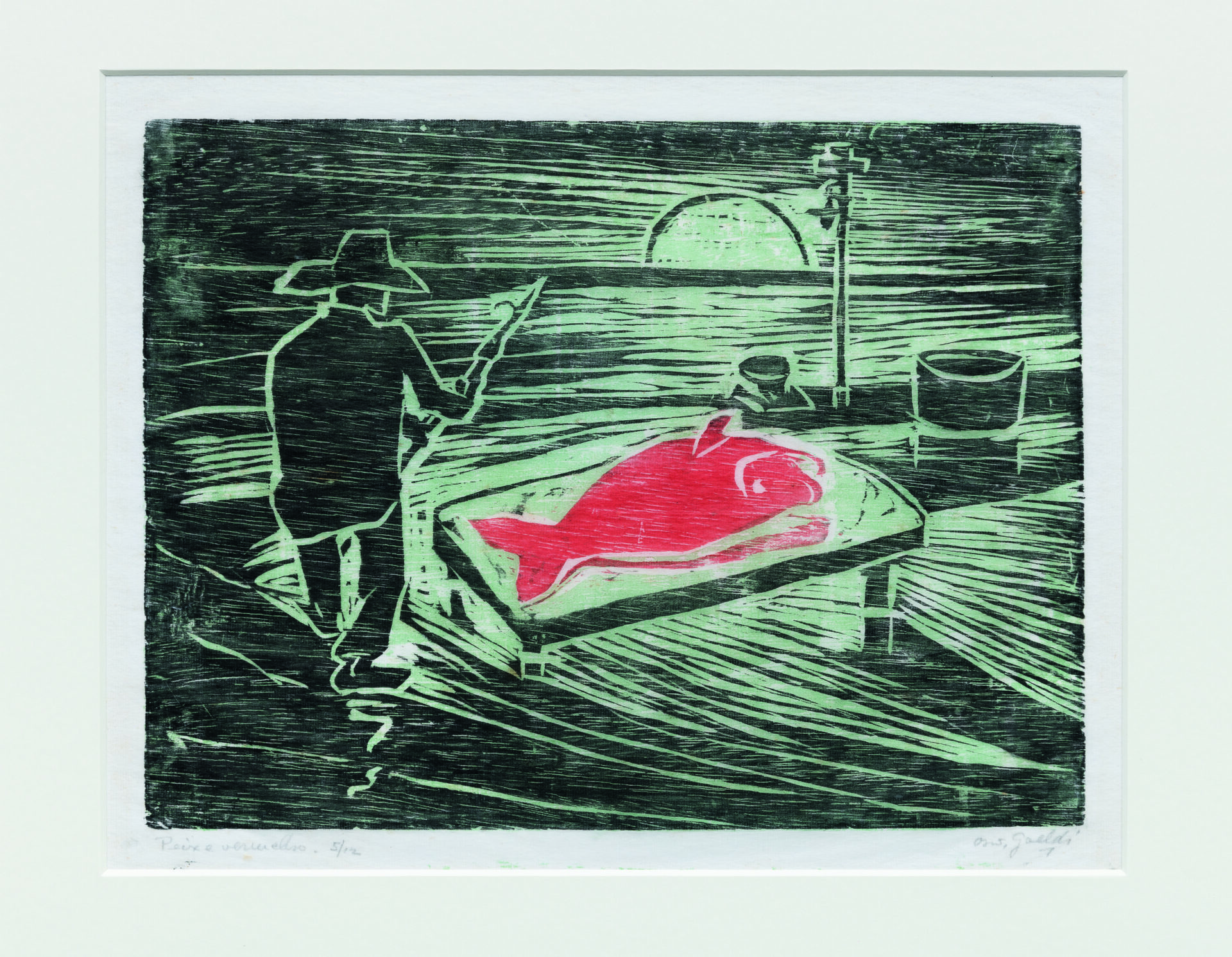 Descrição da imagem: Xilogravura em tons de cinza, com a silhueta de um homem em águas rasas e um grande peixe vermelho. As águas são representadas por traços sinuosos que percorrem toda a composição. À esquerda, de costas e em posição diagonal para a direita, está a silhueta do homem em pé, nas águas rasas. Usa chapéu de aba larga, camiseta e calça, e está descalço. Segura um arpão.
À direita, sobre uma estrutura retangular elevada, está o grande peixe vermelho, visto de perfil e posicionado na diagonal para a direita. No canto superior direito, um poste de luz e, ao lado, alguns recipientes. Ao fundo, levemente à direita um semicírculo claro. Fim da descrição. 
