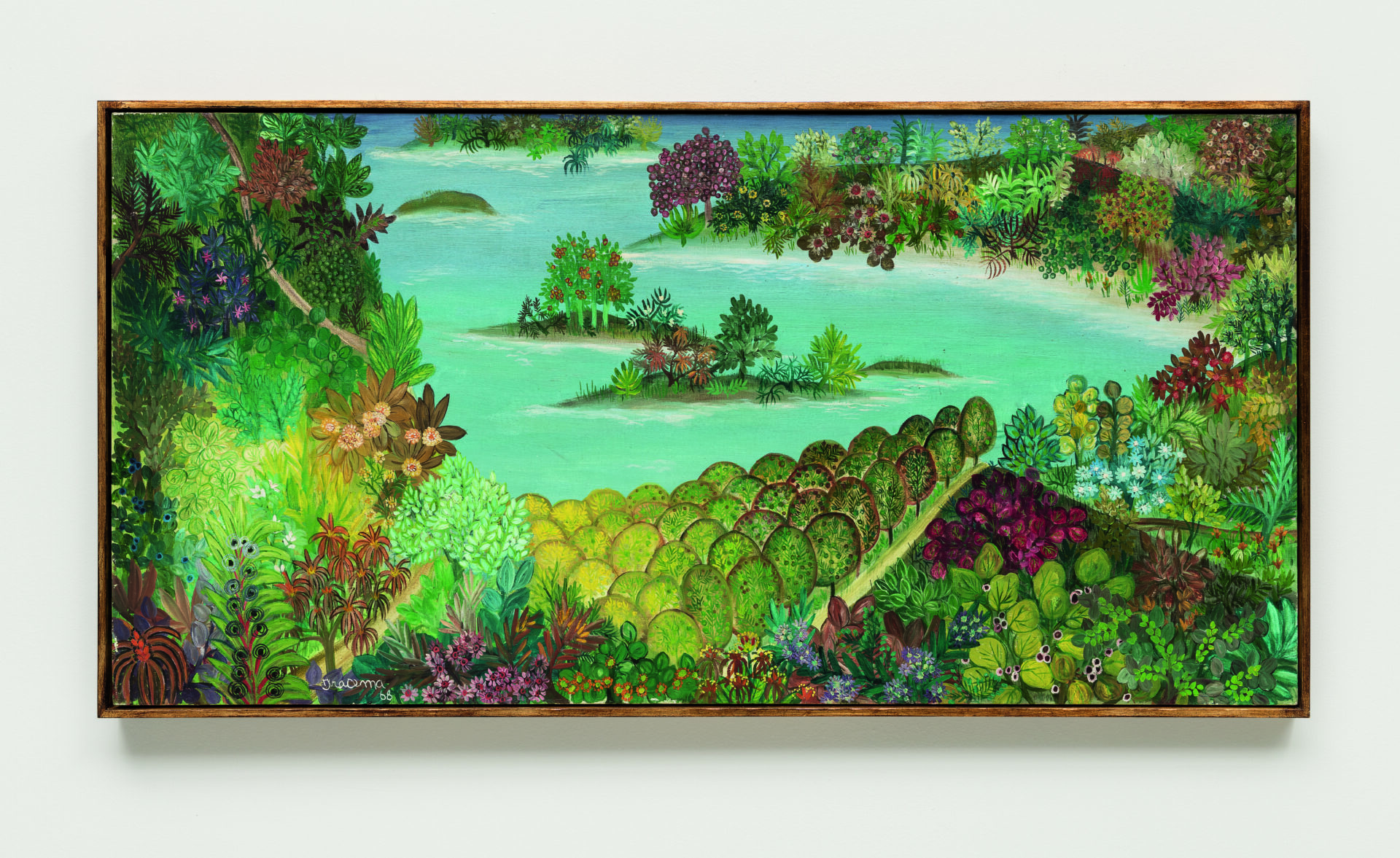 Descrição da imagem: Pintura de uma paisagem tropical repleta de vegetação em tons vibrantes de verde, vermelho, roxo, laranja e amarelo. Ao centro, há um rio de águas azul-claras, que serpenteia entre pequenas ilhas cobertas de plantas. Nas margens, faixas de areia são tomadas por uma profusão de folhas e flores de diversos tamanhos. À frente, há folhagens arredondadas em tons de verde-claro e verde-escuro, ramos de folhas avermelhadas e agrupamentos de flores brancas e amareladas. À direita, destacam-se flores em vermelho intenso. Fim da descrição. 
