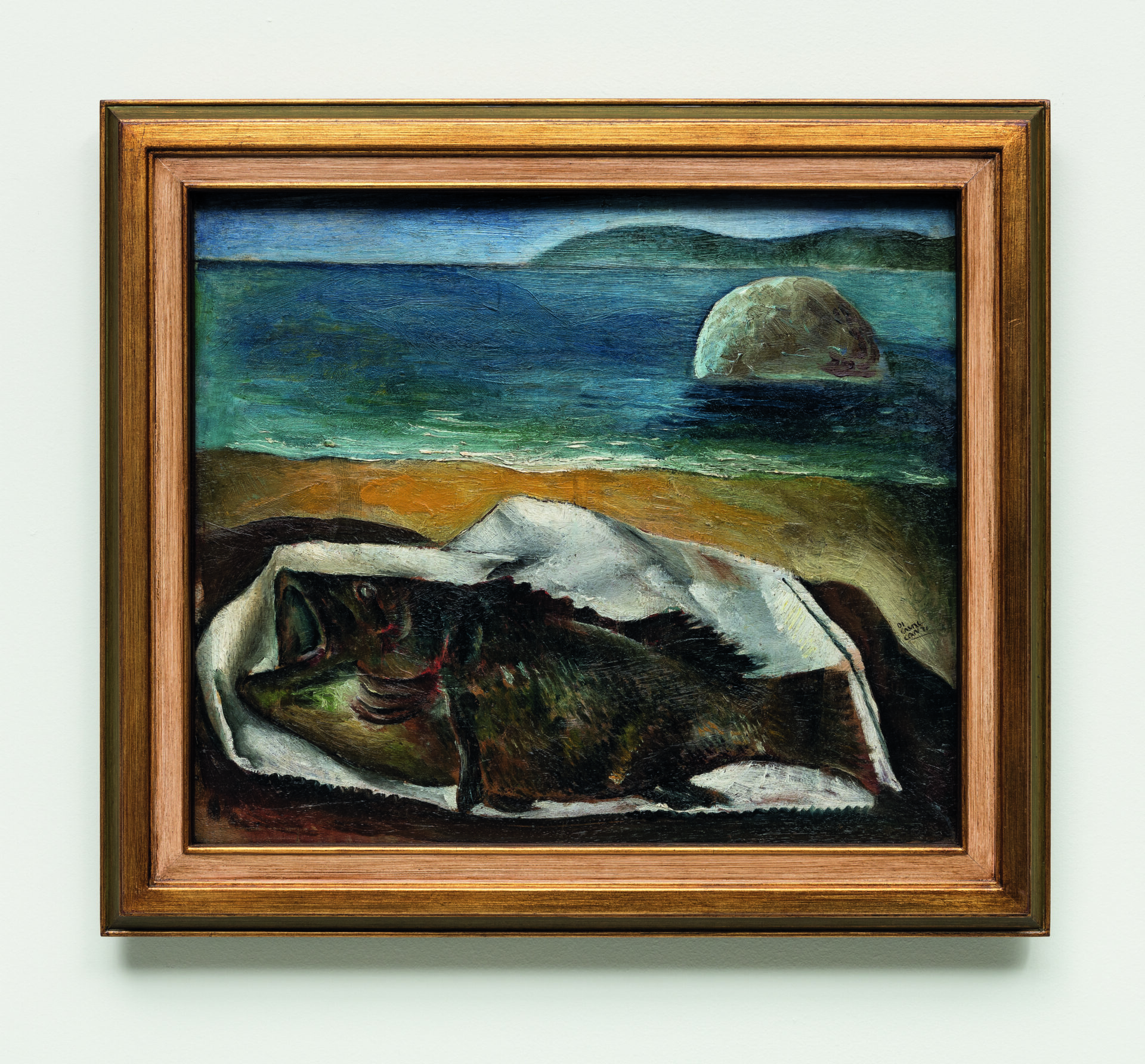 Descrição da imagem: Pintura de um peixe em uma praia. Na parte inferior, o peixe, em tons de cinza e marrom, está sobre um tecido branco estendido na areia. O peixe está com os olhos e a boca abertos. Ao fundo, as águas do mar em azul-escuro, azul-claro e azul-esverdeado. No canto superior direito, há uma grande rocha no mar, e, mais distante, montanhas arredondadas e verdes no horizonte. Fim da descrição.

