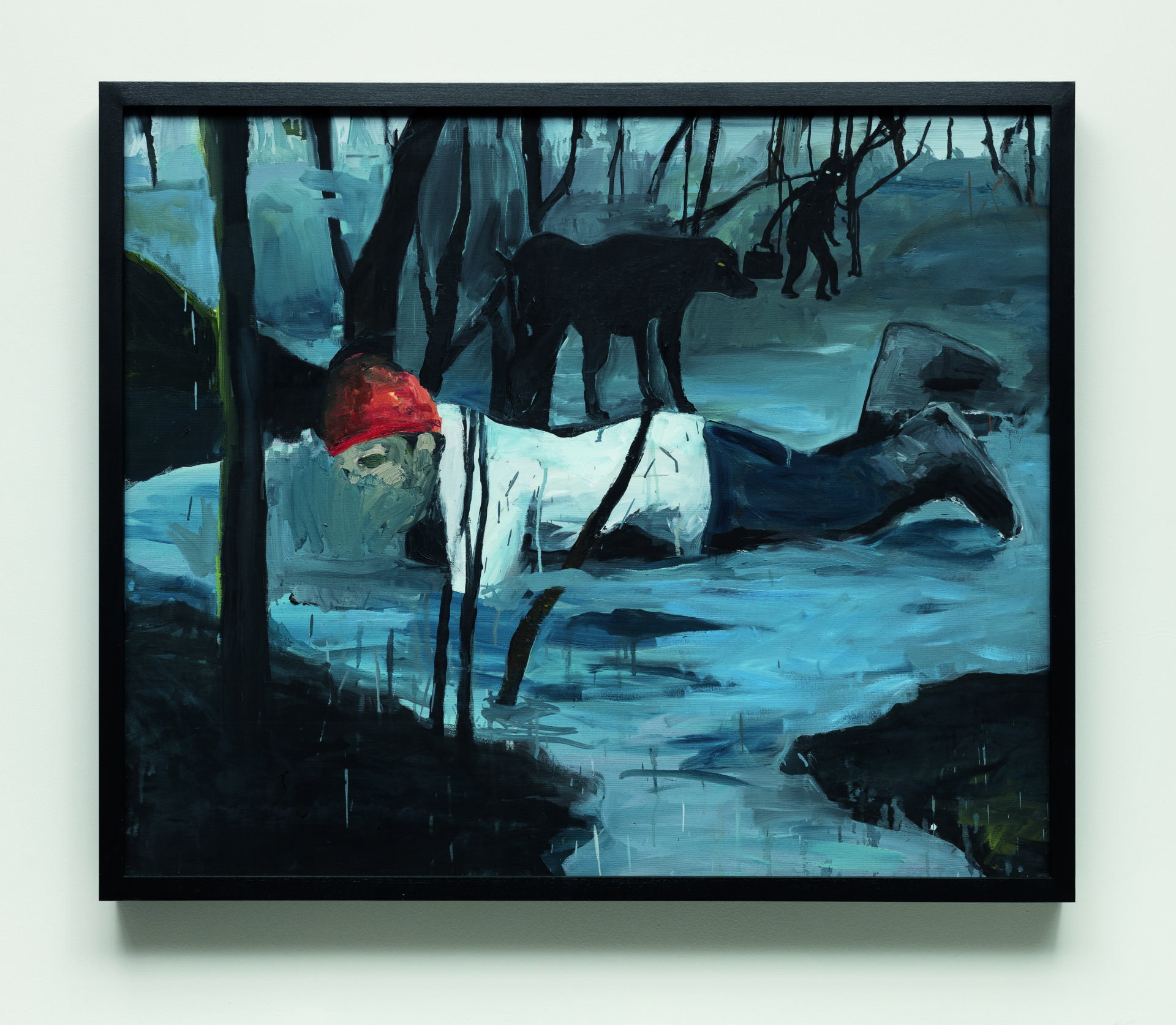 Descrição da imagem: Pintura de um contorno masculino deitado de bruços sob chuva em uma floresta. Água em tons azulados cobre o solo, entre vegetação rasteira esparsa. A figura está voltada para a esquerda e um líquido escorre pela boca. Usa gorro vermelho, camiseta branca, calça azul-escura e botas pretas. 
Perto da figura, está a silhueta de um animal preto com olhos amarelados de perfil direita, semelhante a um lobo. Ao fundo, entre troncos pretos, uma silhueta humana preta com olhos esbranquiçados, segurando uma maleta. A moldura é fina e preta. Fim da descrição.
