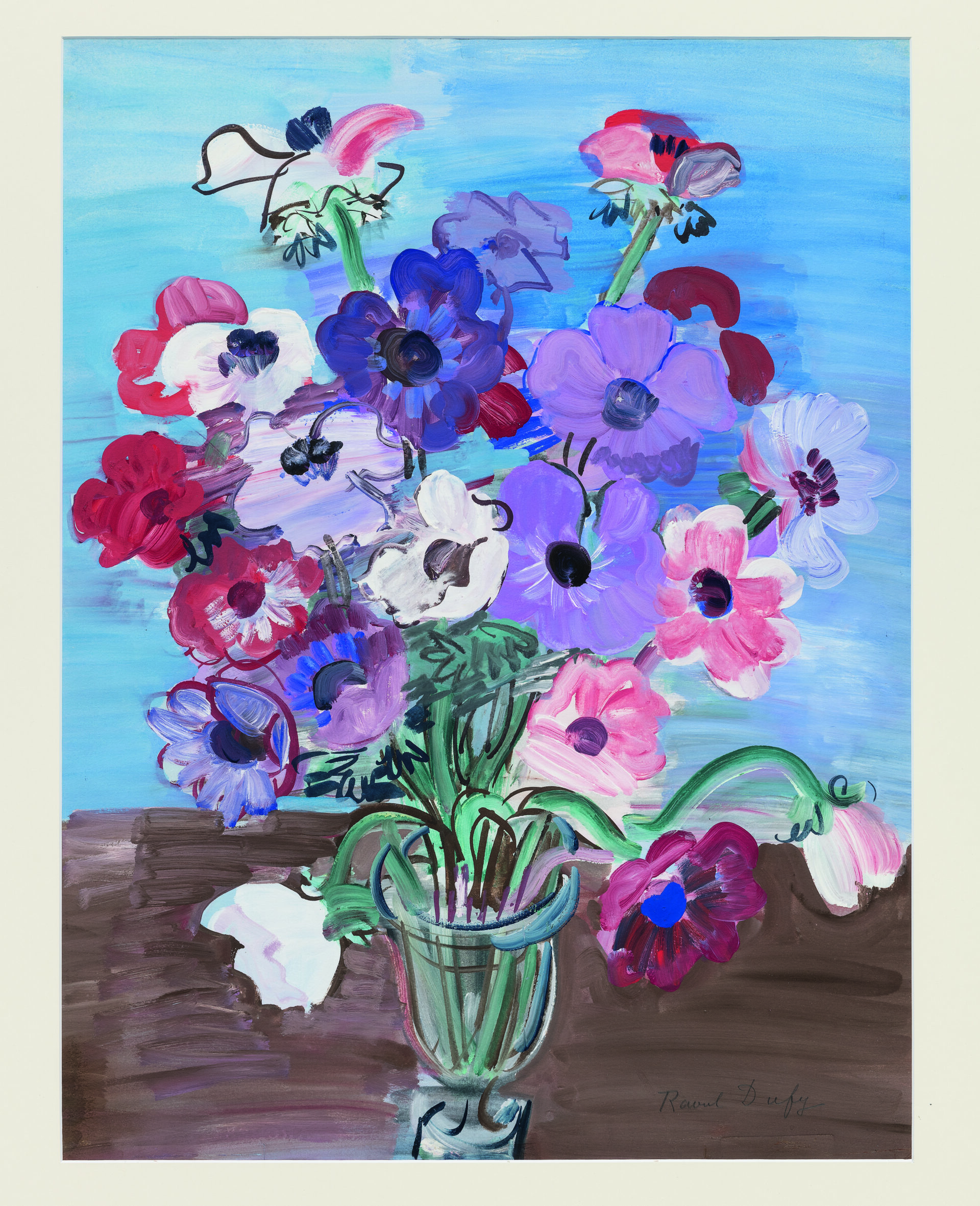 Descrição da imagem: Pintura de um arranjo de flores. Ao centro, há um vaso transparente de contorno azulado, apoiado sobre uma superfície marrom. No vaso, flores de várias cores e formatos estão agrupadas em diferentes direções. Caules verdes sustentam pétalas rosa, vermelhas, roxas, lilases e brancas. Na parte inferior do arranjo, três flores estão curvadas para baixo. O fundo apresenta pinceladas horizontais em tons de azul. No canto inferior direito, há uma pequena assinatura em preto: Raoul Dufy. A moldura é branca. Fim da descrição. 
