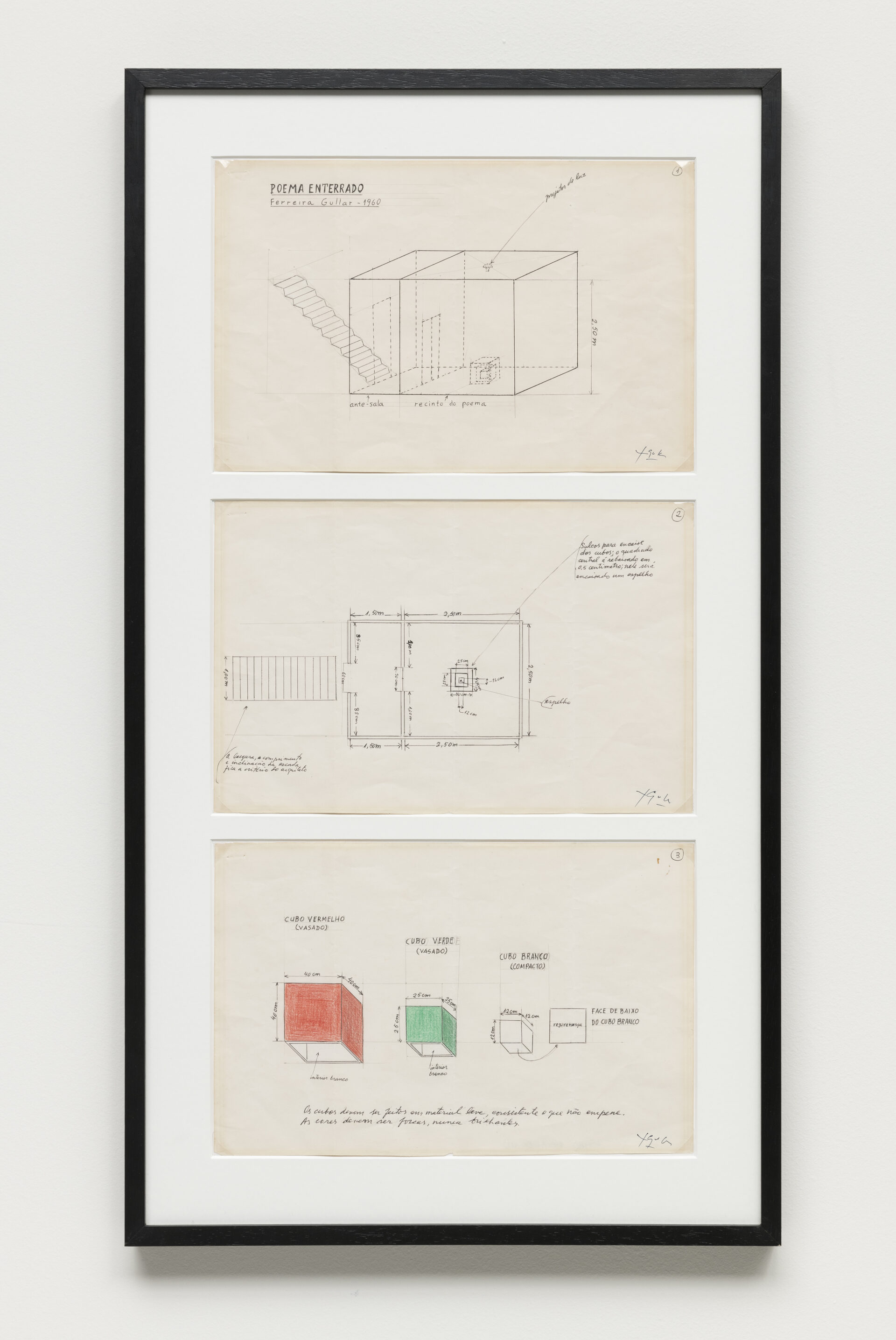 Descrição da imagem: Três pranchas com desenhos técnicos e anotações manuscritas. Na primeira prancha, no topo, o título: Poema Enterrado, Ferreira Gullar, mil novecentos e sessenta. Ao centro, um cubo tridimensional grande em perspectiva, desenhado com linhas pretas.
À esquerda, o desenho de uma escada descendente com dez degraus. Na face lateral esquerda, uma abertura vertical indica a entrada para o espaço interno, nomeado ante-sala.
Uma outra abertura leva a um espaço à direita, onde, no centro, estão cubos concêntricos pequenos. O local está identificado como: recinto do poema. No topo do cubo tridimensional grande, uma pequena estrutura redonda é marcada por uma seta com a legenda “projetor de luz”. À direita da estrutura, uma indicação de altura marca dois metros e cinquenta centímetros. No canto superior direito, o número “um” está circulado. A prancha é assinada no canto inferior direito.

Na segunda prancha, há a planta baixa do mesmo cubo tridimensional grande. À esquerda, ao lado do desenho da escada, há setas indicando: quatro metros. Abaixo dela, uma seta maior aponta para a escada. Com a legenda: A largura, o comprimento e inclinação da escada ficam a critério do arquiteto. 
O interior do cubo é marcado por pequenas setas que indicam as medidas. No meio da planta, estão os cubos concêntricos, representados por quadrados, também marcados com medidas. Do quadrado menor sai uma seta, com a inscrição: Espelho.
Do quadrado maior sai outra seta, com a inscrição: Sulcos para encaixe dos cubos; o quadrado central é rebaixado em meio centímetro; nele será encaixado um espelho. No canto superior direito, há o número dois circulado. A prancha é assinada no canto inferior direito.

Na terceira prancha, três cubos são representados em perspectiva frontal, com as faces externas coloridas. Em cada cubo, são visíveis a face frontal, uma das laterais e a base aberta, de interior branco.
 O primeiro, à esquerda, é vermelho e mede quarenta centímetros em cada aresta. Acima dele, a inscrição: Cubo vermelho, vasado. Abaixo dele: interior branco. O segundo, ao centro, é verde e mede vinte e cinco centímetros em cada aresta. Acima dele, a inscrição: Cubo verde, vasado. Abaixo dele: interior branco. O terceiro, à direita, é branco e mede doze centímetros em cada aresta. Acima dele, a inscrição: Cubo branco, compacto.
Dele, sai uma seta com um quadrado plano. Dentro do quadrado, a inscrição: Rejuvenesça. Ao lado: face de baixo do cubo branco. Na base da prancha, o texto: Os cubos devem ser feitos em material leve e resistente que não empene. As cores devem ser foscas, nunca brilhantes. No canto superior direito, há o número três circulado. A prancha é assinada no canto inferior direito. Fim da descrição. 
