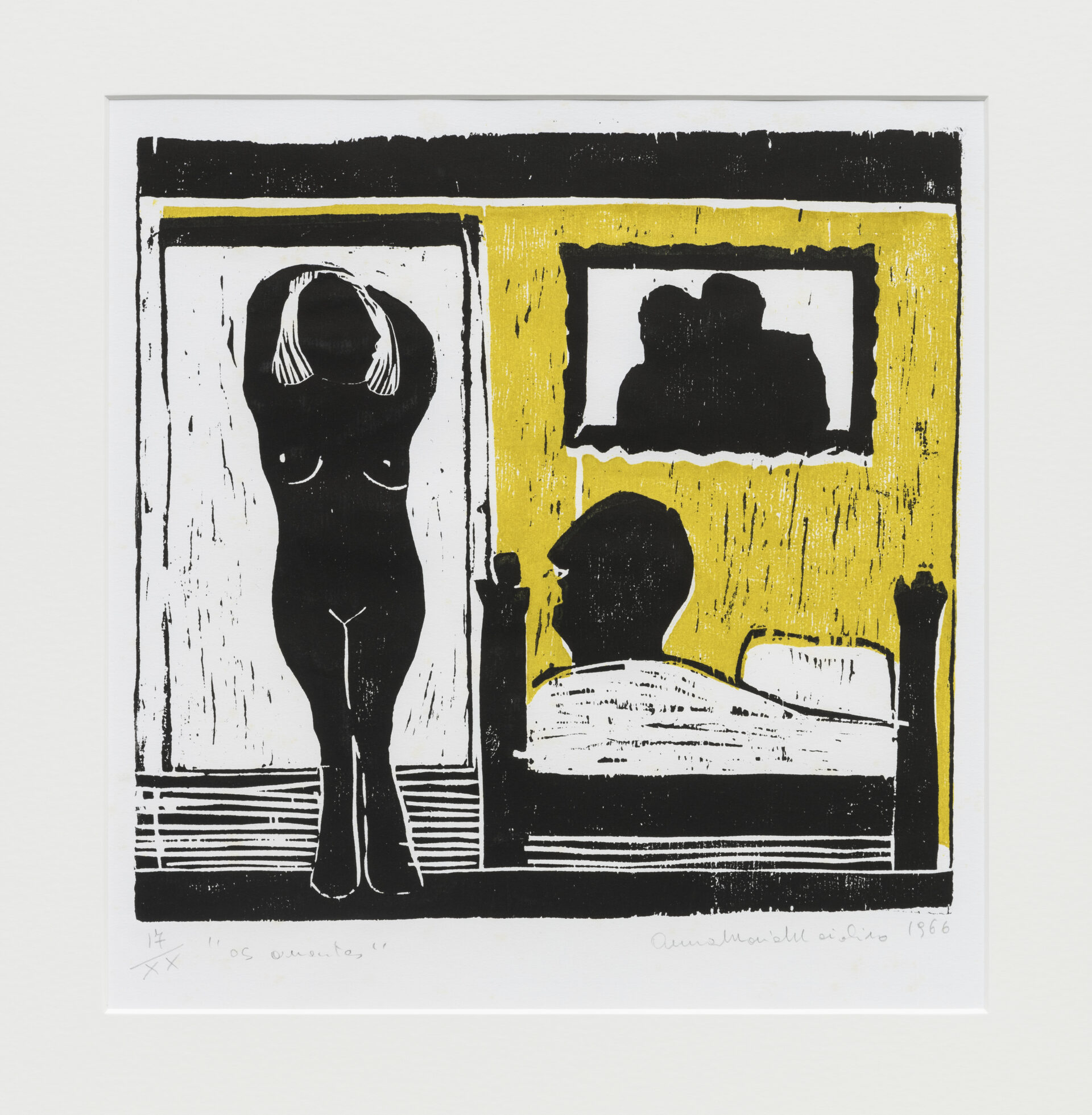 Descrição da imagem: Xilogravura de um homem e uma mulher em um quarto. A mulher, pintada de preto e com cabelo liso e branco, está em pé, vista de frente e nua. Atrás dela, há uma porta branca fechada. À direita, um homem de cabeça grande e preta está deitado em uma cama com o corpo todo coberto por um lençol. O rosto está direcionado para a mulher. Na parede amarela, atrás da cama, há um quadro de um casal pintado de preto, abraçados. O chão é listrado em preto e branco.
Abaixo da gravura, a inscrição: dezessete de XX. Os amantes. Anna Maria Maiolino. mil novecentos e sessenta e seis. Fim da descrição. 
