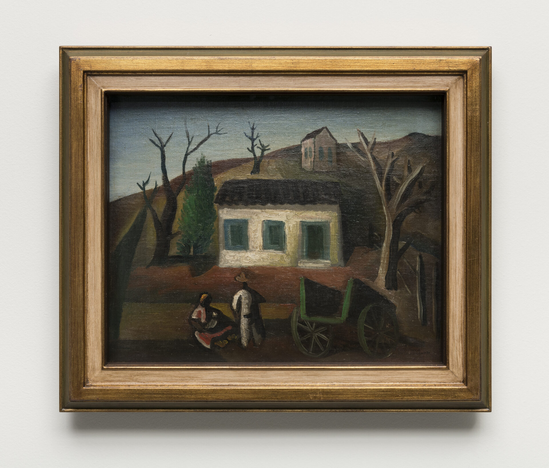 Descrição da imagem: Pintura de uma paisagem rural. No centro, uma casa de telhado escuro e parede branca, com porta verde à direita e duas janelas verdes à esquerda. À frente dela, uma mulher e um homem negros, representados pelo contorno do corpo. Vista de perfil direito, a mulher está sentada no chão, com lenço de cabeça amarelo listrado de vermelho e vestido branco com vermelho, segurando um bebê no colo. O homem em pé, visto de costas, diante dela, usa chapéu marrom de abas largas e roupa branca. À direita, próxima a eles, uma carroça verde. Em volta, árvores grandes e secas, e uma árvore de folhagem verde, mais alta que a casa. Ao fundo, um morro com vegetação marrom e verde, com uma pequena casa rosada no alto, com porta e janelas verdes. O céu é azul. A moldura é grossa e marrom. Fim da descrição. 
