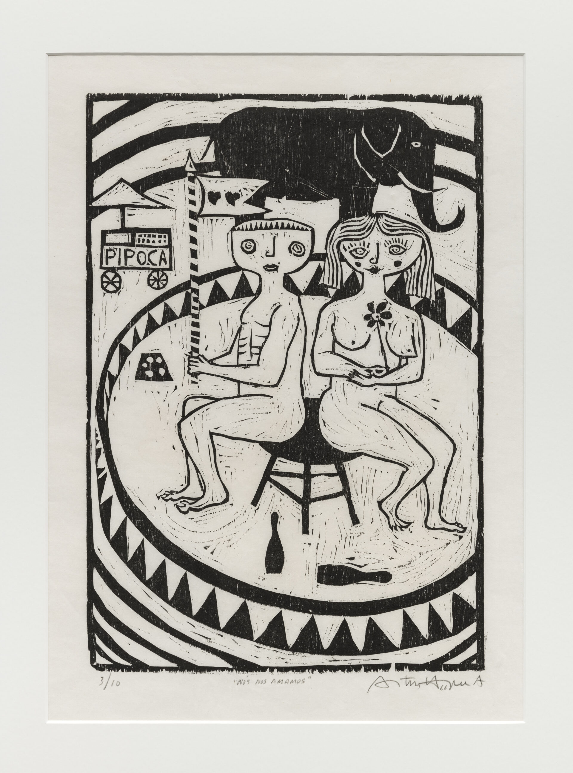 Descrição da imagem: Xilogravura de um homem e de uma mulher, ambos nus. Eles estão sentados na ponta de um banquinho, de perfil, de costas um para o outro e olhando para frente. O homem segura uma lança apontada para cima e a mulher segura uma flor. Diante dos dois, há dois pinos de boliche: um em pé e outro deitado. O homem e a mulher estão dentro de um círculo com contornos de triângulo em preto e branco. Ao fundo, um carrinho de pipoca à esquerda e um elefante preto de perfil direito. Fim da descrição. 
