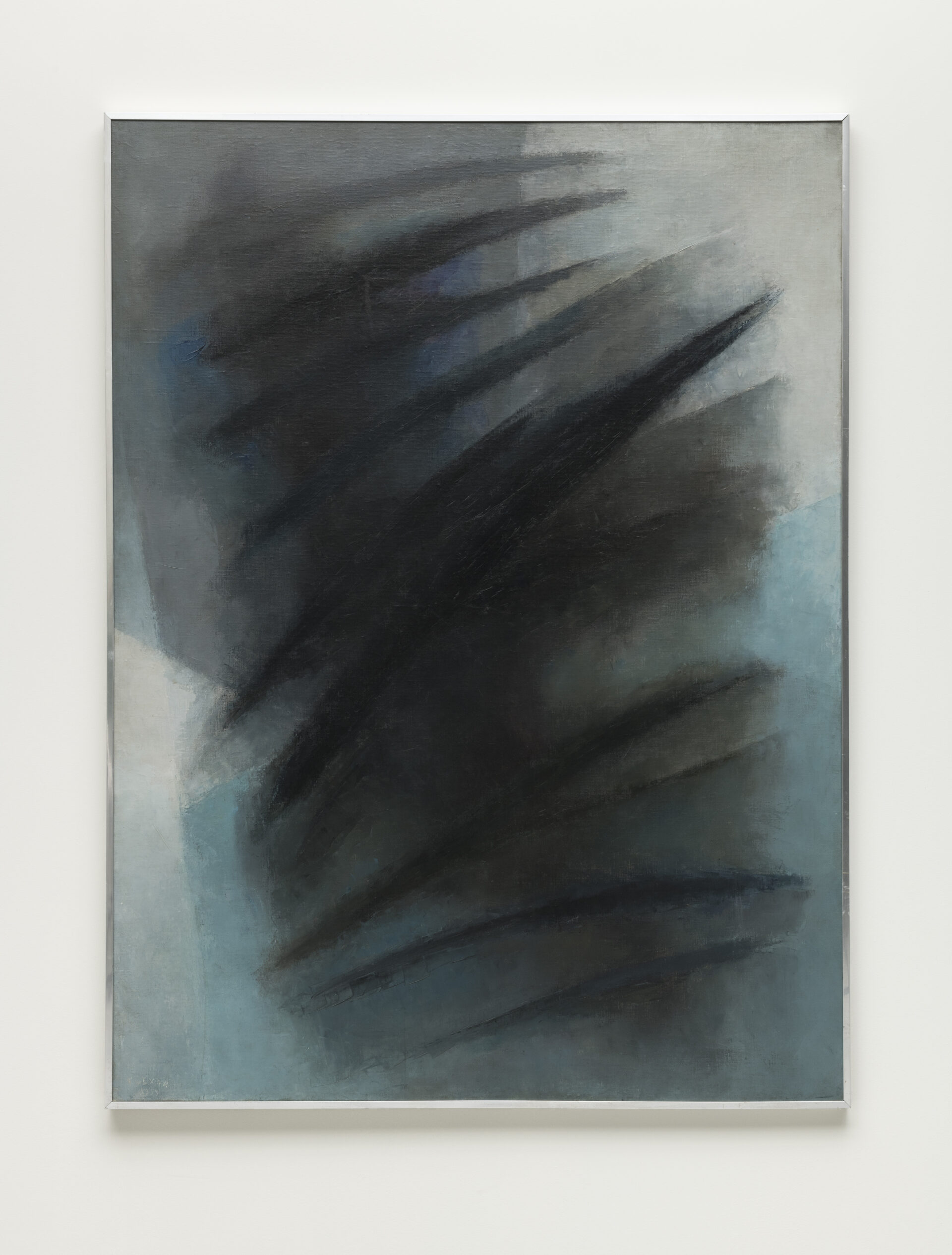 Descrição da imagem: Pintura abstrata em azul, preto e cinza. No centro, há várias pinceladas diagonais inclinadas para a direita, em preto e cinza escuro. Ao fundo, grandes manchas sobrepostas em azul-claro e cinza-claro. A moldura é branca e fina. Fim da descrição. 
