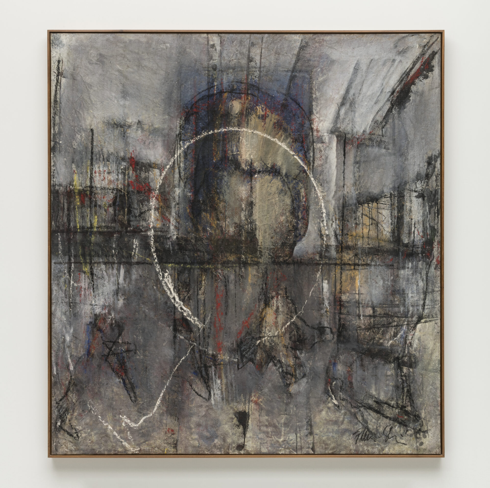 Descrição da imagem: Pintura abstrata. Ao centro, contorno de uma forma circular parcialmente aberta na parte inferior em traço branco e fino. Atrás dessa forma, há uma mancha arredondada em tons de cinza, escurecido na lateral esquerda, assemelhando-se ao contorno de uma cabeça, e abaixo, um tronco com camiseta. A obra tem linhas finas e retas e pretas, verticais e horizontais que se cruzam e se justapõem principalmente na faixa horizontal central da obra. 
Na metade inferior, essas linhas formam contornos irregulares e angulosos. Próximo às bordas, manchas escuras e avermelhadas à esquerda e manchas amarelas à direita. O fundo é fragmentado e texturizado, mesclando tons de cinza. No canto inferior direito, há uma assinatura ilegível. A moldura é fina e marrom. Fim da descrição. 
