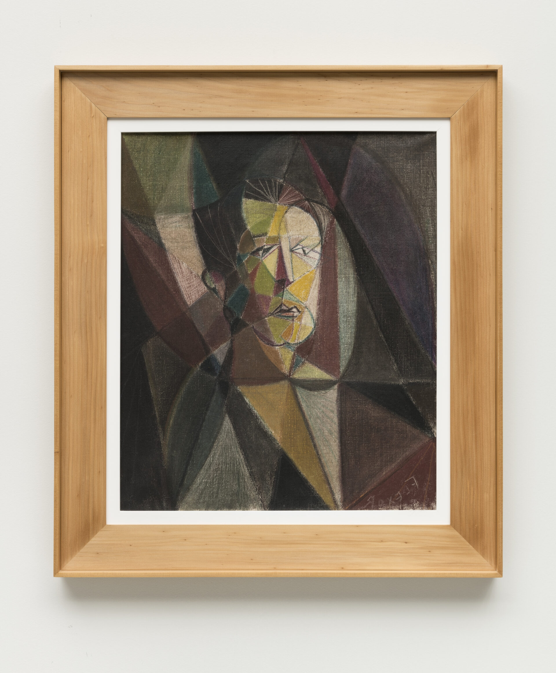 Descrição da imagem: 
Pintura cubista de um homem visto do pescoço para cima. Está de frente, com o rosto levemente virado para a direita. É branco e tem cabelos lisos castanhos escuros. As sobrancelhas, o nariz e os lábios são finos. Tanto a pessoa quanto o fundo estão pintados de maneira fragmentada em marrom, verde, amarelo e bordô. A moldura é grossa e bege. Fim da descrição. 
