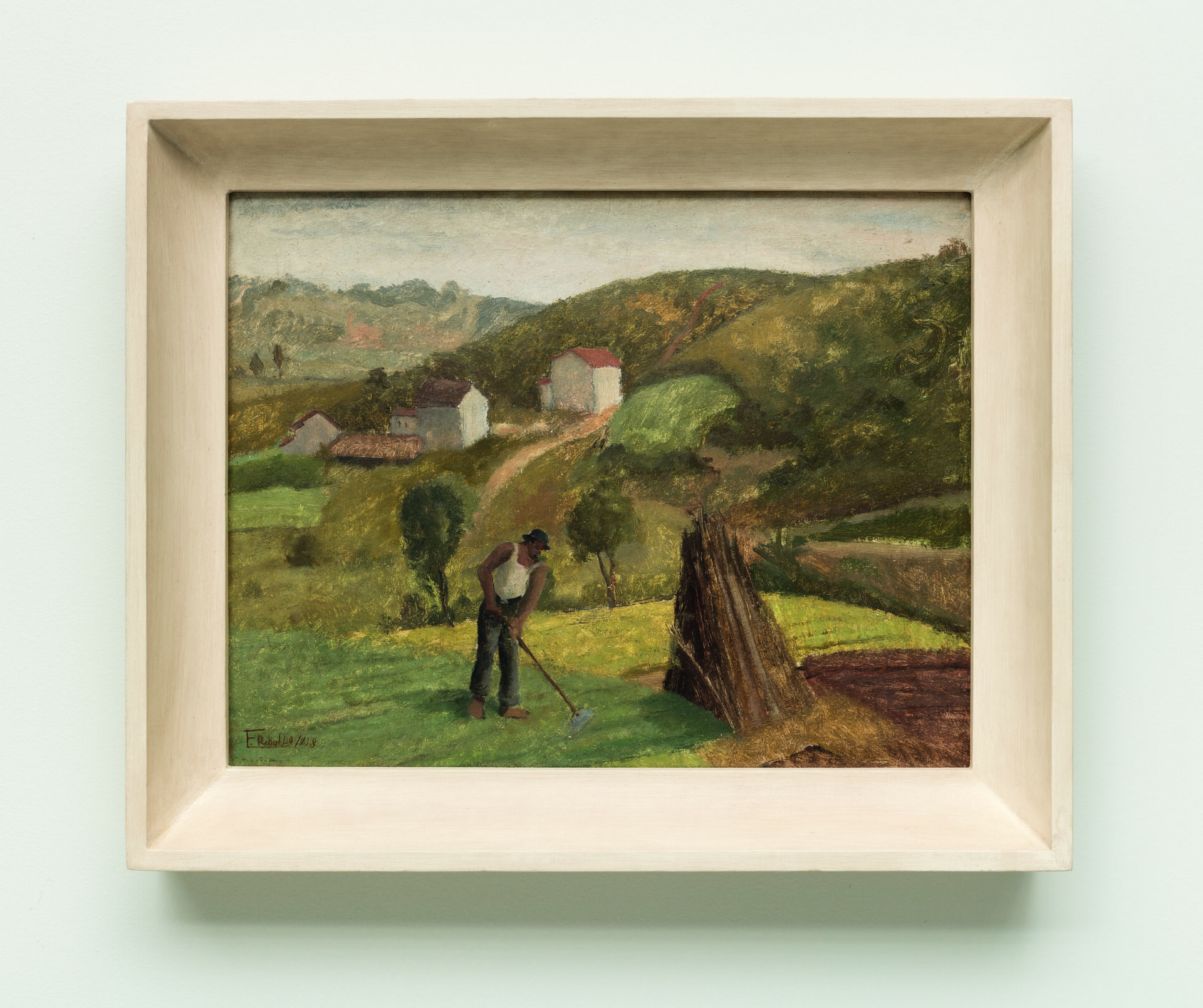 Descrição da imagem: Pintura de uma paisagem rural em tons suaves de verde, marrom e branco. O terreno é coberto por vegetação rasteira em diversos tons de verde. À frente, na parte inferior um pouco à esquerda, um homem negro com o olhar voltado para o chão. Usa chapéu de feltro preto com aba reta, regata branca, calça cinza e está descalço. Segura uma enxada sobre a vegetação. À direita, perto do homem, há um monte de capim seco em formato de pirâmide.
Ao fundo, há elevações irregulares e colinas, sobre as quais há casas brancas com telhados em diversos tons de marrom, sob um céu azul coberto por nuvens brancas. A moldura é bege. Fim da descrição. 
