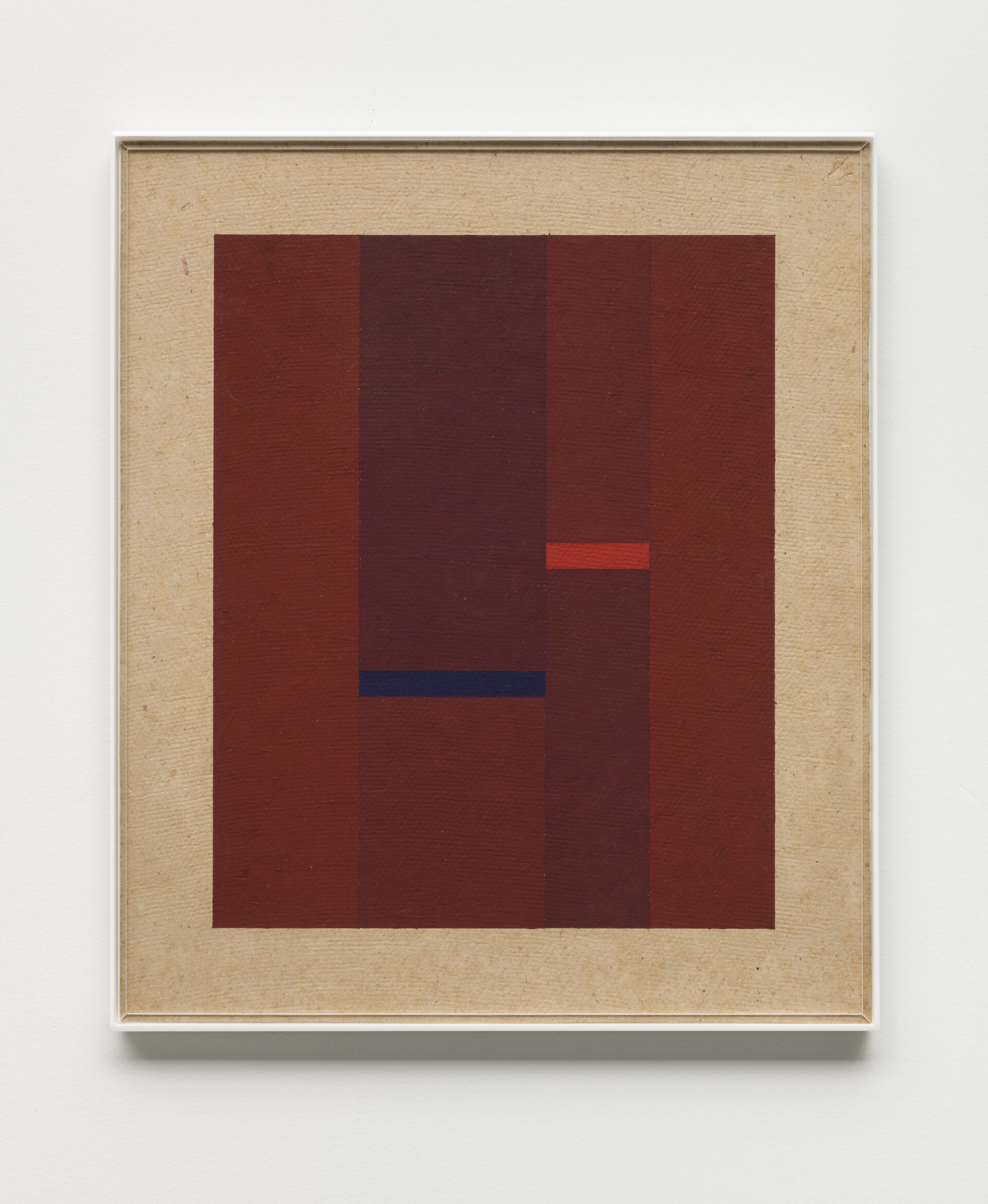 Descrição da imagem: Pintura de quatro faixas verticais de larguras variadas, justapostas, formando um retângulo nas cores vermelho-escuro e vinho.
Nas duas faixas centrais, há faixas finas horizontais: uma azul-escura, posicionada mais próxima da parte inferior, na faixa à esquerda; e outra em tom vermelho-claro, situada mais perto da parte superior, na faixa à direita. A moldura é branca e fina. Uma faixa bege, que faz parte da moldura, contorna as bordas da pintura. Fim da descrição. 
