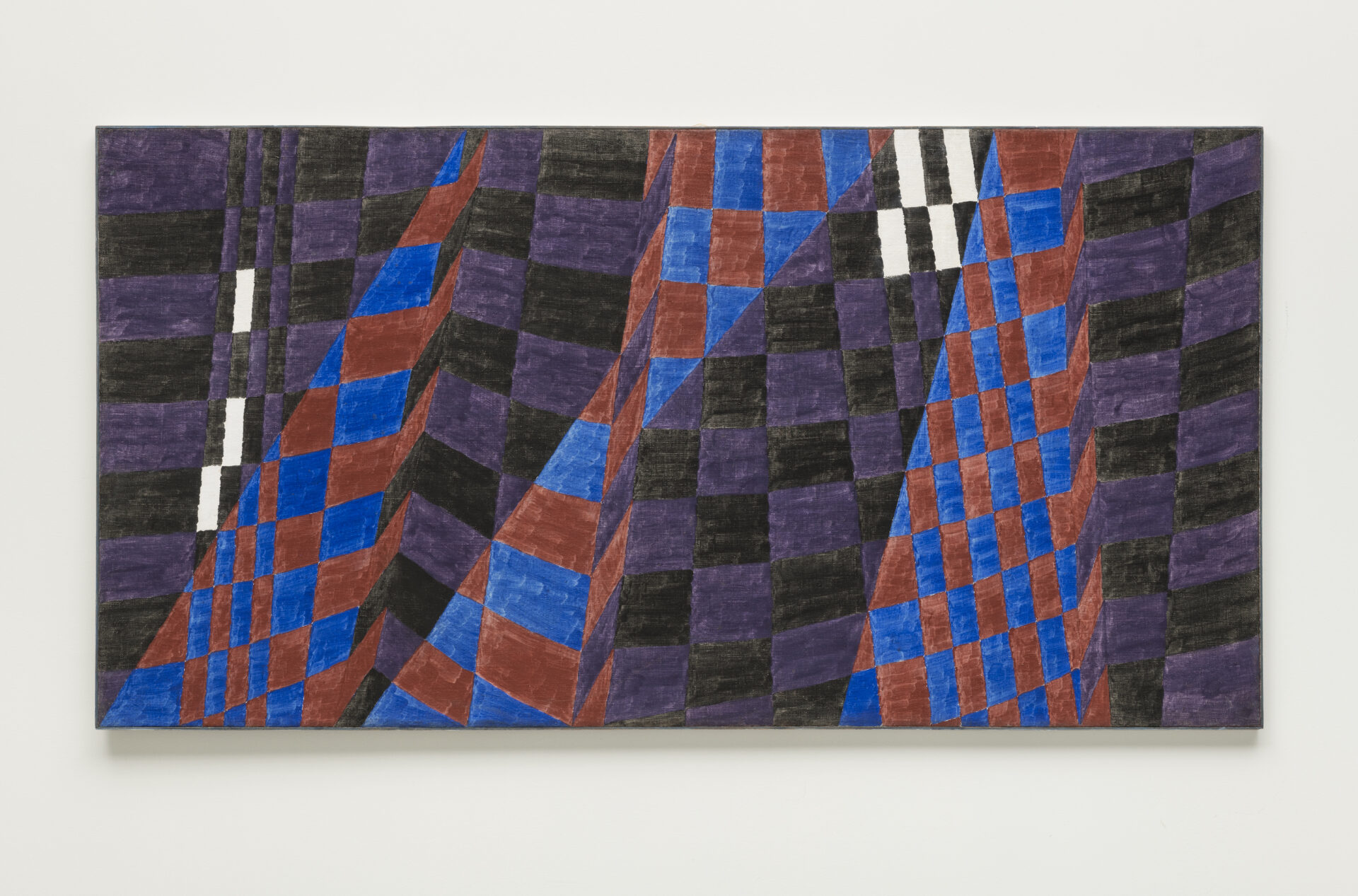 Descrição da imagem: Pintura abstrata formada por uma sequência de quadrados e retângulos coloridos. Eles criam um padrão geométrico distorcido, composto por faixas diagonais de larguras variadas, que sugerem movimento. As cores preta, roxa, azul, vermelha e branca predominam, dispostas em alternância ao longo da pintura. Fim da descrição. 
