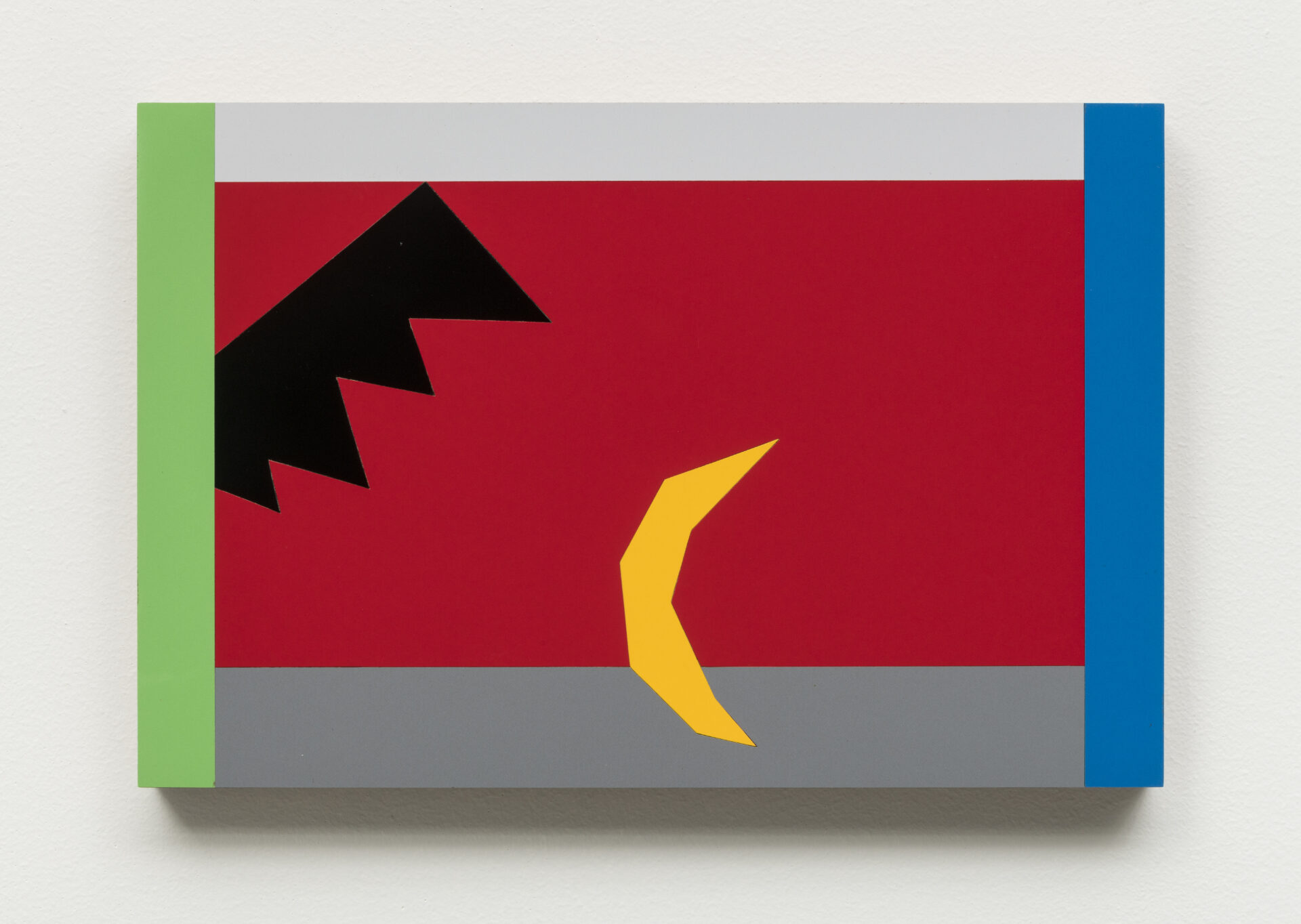 Descrição da imagem: Colagem geométrica em fórmica, que é um revestimento laminado, sobre madeira.
No centro, um retângulo vermelho na horizontal. No canto superior esquerdo, uma forma preta de topo reto e base recortada em quatro triângulos voltados para baixo. Na parte inferior, ao centro, uma forma amarela semicircular, angulada e pontiaguda. O retângulo vermelho é delimitado, em cima, por uma faixa cinza-claro e, embaixo, por uma faixa cinza-escuro. Nas laterais, uma faixa verde à esquerda e uma faixa azul à direita. Fim da descrição. 
