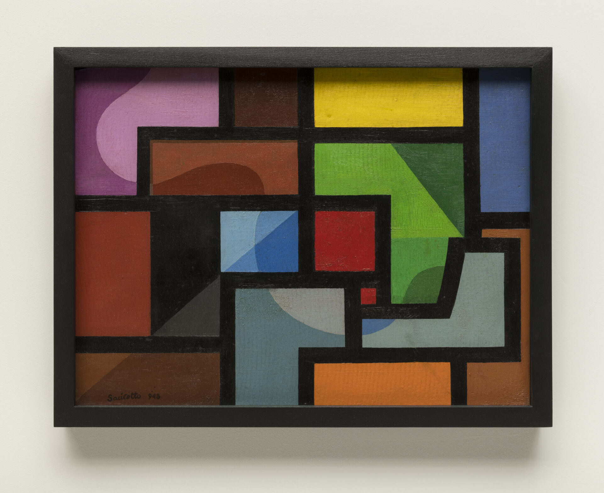 Descrição da imagem: Pintura abstrata com formas geométricas, composta por retângulos e quadrados de diferentes tamanhos, criando uma espécie de mosaico com formas que se encaixam, delimitadas por linhas pretas espessas.
Os tons vibrantes variam entre vermelho, amarelo e verde, e há também matizes mais sutis, como azul e rosa, criando um jogo de contraste entre eles. Algumas áreas apresentam formas curvas internas. 
No canto inferior esquerdo, há uma pequena assinatura em preto: Sacilotto, novecentos e quarenta e oito. A moldura é preta. Fim da descrição. 
