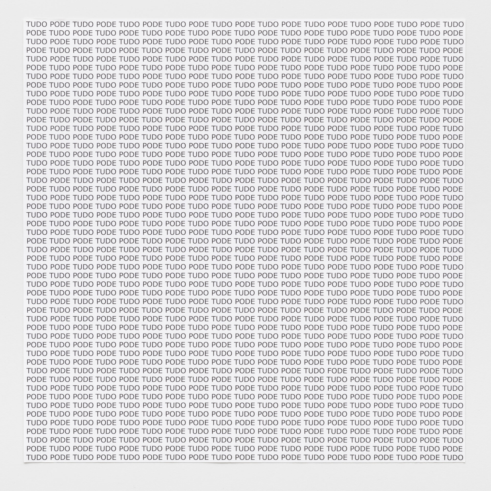 Descrição da imagem: A obra Tudo pode (Perder-se), de dois mil e três, de Tadeu Jungle, é uma impressão digital sobre papel. Mede cinquenta vírgula dois centímetros de altura e quarenta e nove centímetros de largura.
Impressão em uma grande página com as palavras tudo pode, em letras maiúsculas e pretas, repetidas vezes, em cinquenta e uma linhas e dezenove colunas. Na parte inferior, à direita, fora da página, há uma impressão com a palavra: perder-se. Em letras maiúsculas e pretas. Fim da descrição.   
