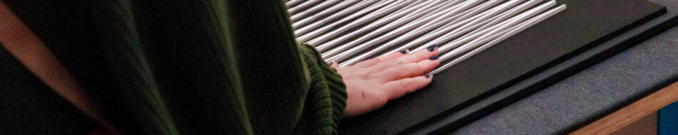 Visita multissensorial em português e libras à exposição “Do livro ao museu: MAM São Paulo e Biblioteca Mário de Andrade”