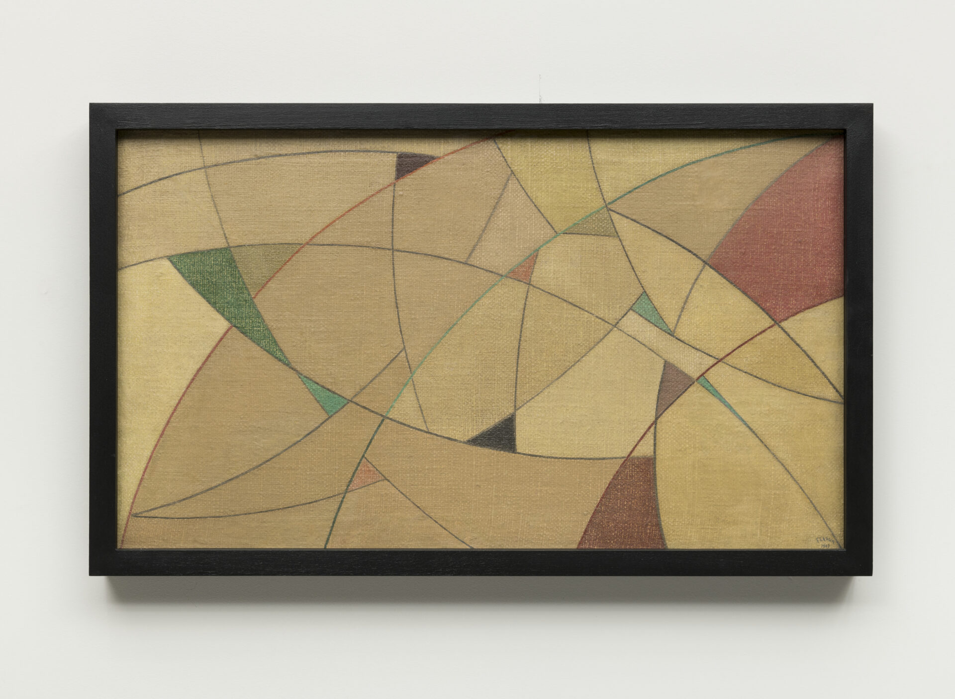 
Descrição da imagem: Pintura abstrata na horizontal em uma moldura preta. É uma composição geométrica e a cor predominante  é bege, com uma textura visível do tecido da tela. Linhas curvas atravessam a pintura em todos os sentidos e se sobrepõem.  Criando áreas delimitadas,  preenchidas com cores, como verde-escuro, vermelho-terroso e tons de amarelo. Fim da descrição.