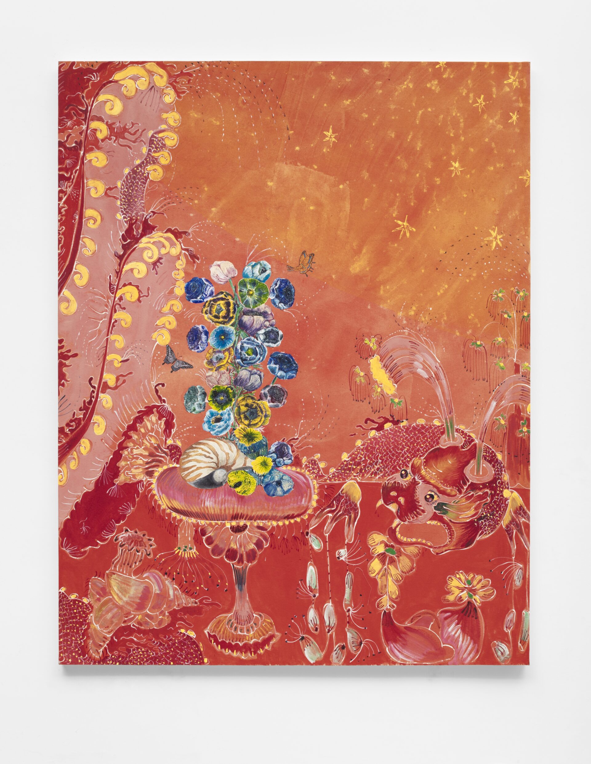 Descrição da imagem: Pintura em tons predominantes de vermelho e laranja. Na parte inferior, há uma superfície vermelha. À esquerda, partindo da parte central da pintura e estendendo-se até a parte superior, há dois tentáculos estilizados, formados por estruturas alongadas e vermelhas, com extremidades arredondadas, interior cor-de-rosa e bordas com pequenas espirais amarelas.
Na parte inferior, há duas formas assemelhando-se a conchas em espiral estilizadas, em tons de rosa, laranja-claro e branco.
Ao lado, no centro inferior, sobreposta à superfície vermelha, há uma estrutura estreita e alongada, em tons de vermelho e laranja, com o topo arredondado, assemelhando-se a uma banqueta estilizada.
Sobre a estrutura, uma forma em bege-claro com faixas em marrom-claro, com nuances alaranjadas, sustenta uma composição vertical de flores em azul, verde e amarelo. Duas borboletas estão próximas das flores.
À direita, sobre a superfície, há uma figura semelhante a uma salamandra estilizada; tem a cabeça arredondada, está com a boca aberta, exibindo duas presas afiadas superiores, e o corpo alongado vermelho com pontos amarelos.
Da cabeça, na posição onde chifres estariam, partem duas estruturas finas na base e largas no topo, curvadas para lados opostos, em tons de verde, rosa e amarelo.
As patas dianteiras, em amarelo e vermelho, estão dispostas aos lados da cabeça e têm três dedos espaçados, dos quais saem linhas brancas finas que sustentam pequenas flores arredondadas brancas. Das flores partem fios brancos com pontas escuras.
O fundo apresenta gradações de laranja e vermelho, preenchido por pontos e estrelas amarelos. Fim da descrição da imagem.
