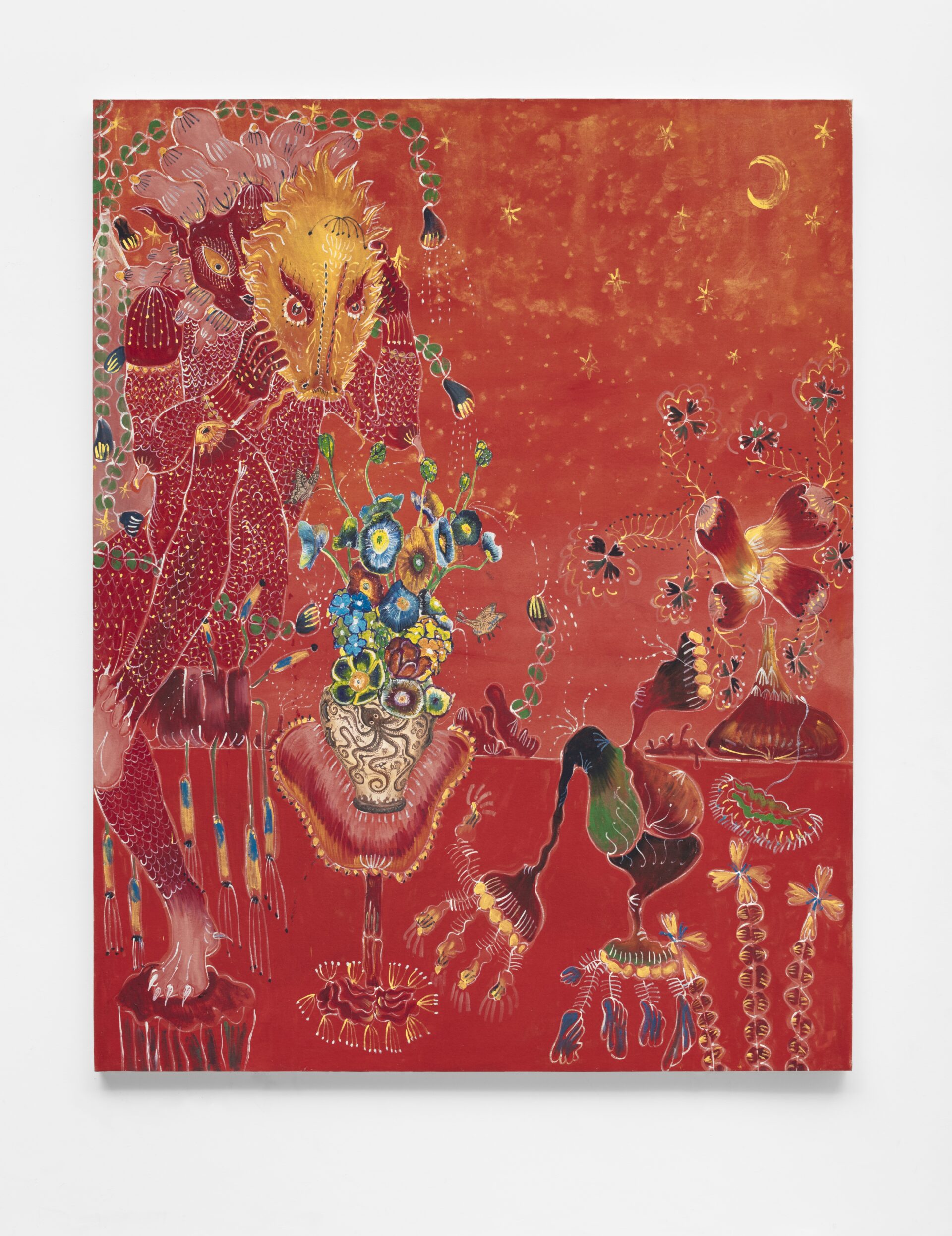 Descrição da imagem: Pintura em tons predominantes de vermelho e laranja. Na parte inferior, há uma superfície vermelha.
À esquerda, uma figura humanoide tem o corpo vermelho, coberto por pequenos pontos brancos e amarelos, cabelos cor-de-rosa em formato oval irregular; rosto vermelho, com o olho direito amendoado e cor de laranja, amarelo e preto.
Apenas a parte direita do rosto está visível e, à frente da parte esquerda, a figura segura uma máscara amarela e laranja, de contorno irregular, que se prolonga para cima e para os lados, formando pequenas pontas como se fosse fogo; os olhos e cílios da máscara são vermelhos.
A figura está sentada sobre uma planta estilizada em formato cilíndrico, com flores amarelas e azuis de pontas finas, que está sobre a superfície vermelha.
O tronco está levemente inclinado à direita, o joelho esquerdo erguido e flexionado próximo ao peito, e o pé direito apoiado sobre uma forma arredondada e irregular sobreposta à superfície. Acima da figura, há um ramo com folhas verdes e arredondadas.
Um suporte vermelho, de base estreita e parte superior em forma arredondada e irregular, em tons de vermelho, laranja e amarelo, assemelhando-se a uma banqueta estilizada, está sobreposto à superfície. Sobre ele, há um vaso bege com ornamentos curvos marrons, que se assemelham a um polvo estilizado, contendo um arranjo de flores em azul, laranja, amarelo e vermelho. Duas borboletas beges estão próximas das flores.
À direita, há duas formas grandes e abstratas. A inferior, sobreposta a superfície, é composta por volumes arredondados em tons de vermelho, verde, marrom e preto, com pequenas esferas amarelas nas extremidades.
A que está sobre a superfície é avermelhada, de base larga e topo ovalado, coberta por pontos e linhas curvas em amarelo e laranja.
Na parte inferior direita, há uma planta estilizada composta por três hastes verticais formadas por pequenos círculos interligados, com interior vermelho e traços amarelos. No topo de cada haste, há uma pequena forma estilizada semelhante a uma flor, composta por quatro pétalas alongadas em amarelo-alaranjado, com centro marcado por traços curtos em azul.
O fundo apresenta gradações de vermelho e laranja, com pequenas estrelas e pontos amarelos distribuídos. No canto superior direito, uma lua minguante é formada por um semicírculo amarelo. Fim da descrição da imagem.
