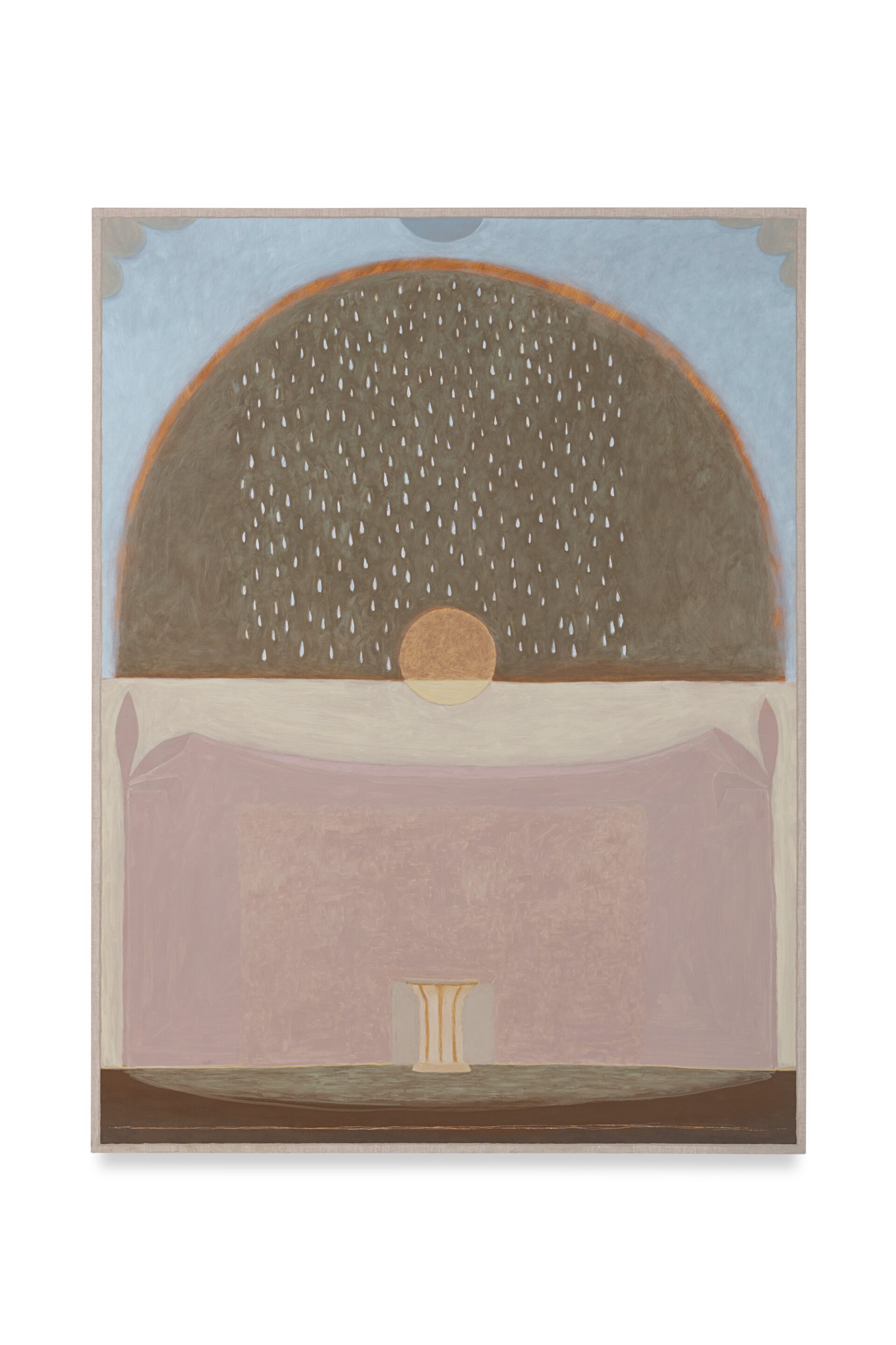 Descrição da imagem: Pintura abstrata em moldura fina marrom-claro.
Na parte superior, sobre um fundo azul-claro semelhante ao céu, há um pequeno semicírculo azul-escuro centralizado no topo. Nos vértices do quadro, há formas que lembram nuvens em marrom-claro. Abaixo do pequeno semicírculo azul-escuro, ocupando o centro superior, há um grande semicírculo de interior marrom e borda alaranjada, preenchido por diversas gotículas azuis dispostas verticalmente, assemelhando-se a gotas de chuva. Na base desse semicírculo, há um círculo cor de laranja translúcido, semelhante ao sol, que atravessa levemente um fundo bege da parte inferior.
No fundo bege, um retângulo em tom de rosa-claro, semelhante a uma cortina, ocupa o centro. Nas laterais do retângulo, há três formas alongadas que lembram folhas. Na base do retângulo, há um pequeno cilindro bege com listras marrons verticais, semelhante a um pedestal de coluna, apoiado sobre um amplo semicírculo bege, que lembra um tapete sobre um chão marrom-escuro. Fim da descrição da imagem.
