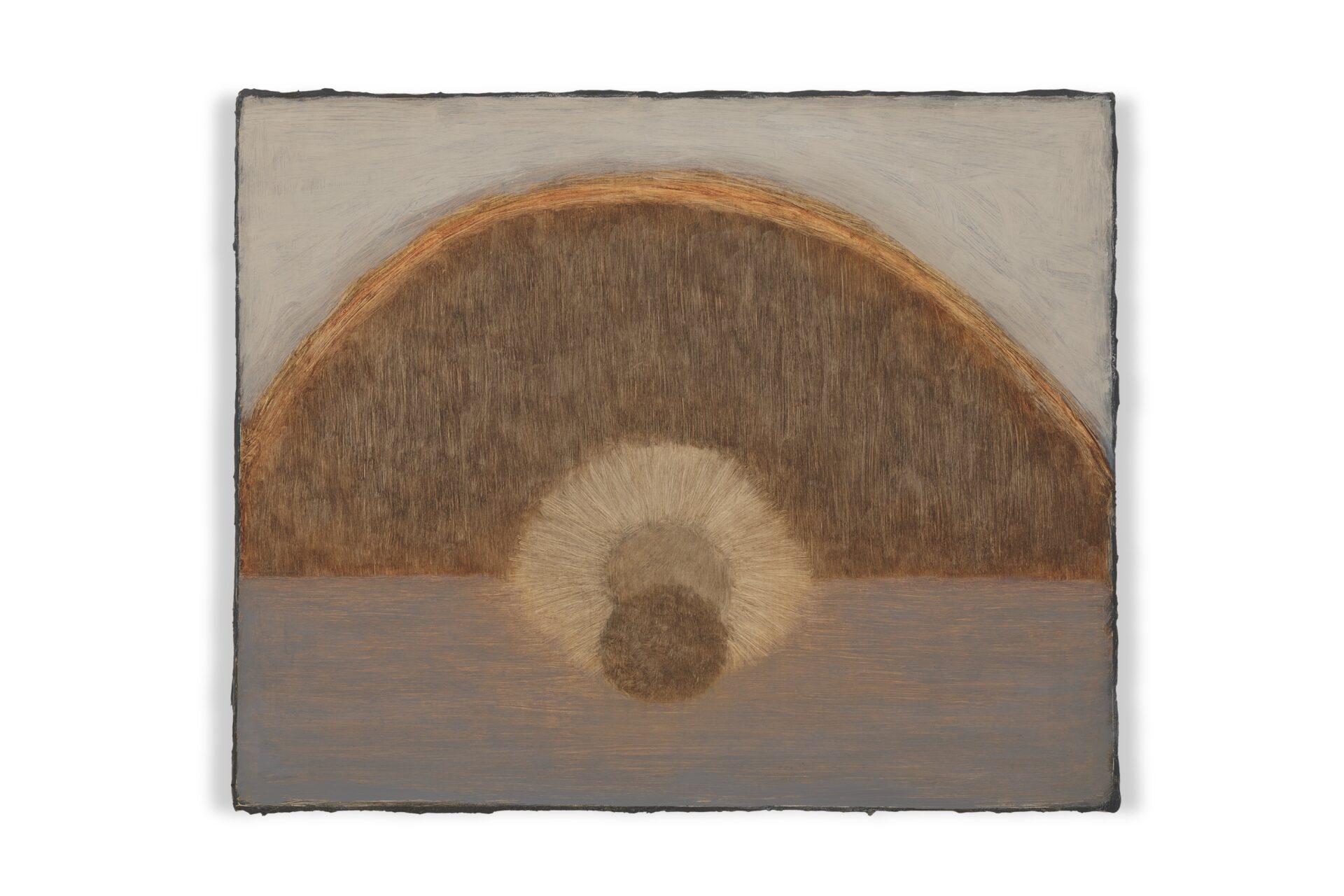 Descrição da imagem: Pintura abstrata. A parte superior é preenchida em bege. No centro da composição, há uma forma semicircular grande, em marrom-escuro. Abaixo e sobreposta a base dela, uma forma circular menor, em marrom-claro, assemelhando-se ao sol. Outro círculo menor, em marrom, está posicionado sobreposto à base do círculo marrom-claro. A parte inferior do quadro é preenchida por uma faixa horizontal em tons de azul e laranja, assemelhando-se à água refletindo raios solares. Fim da descrição da imagem.
