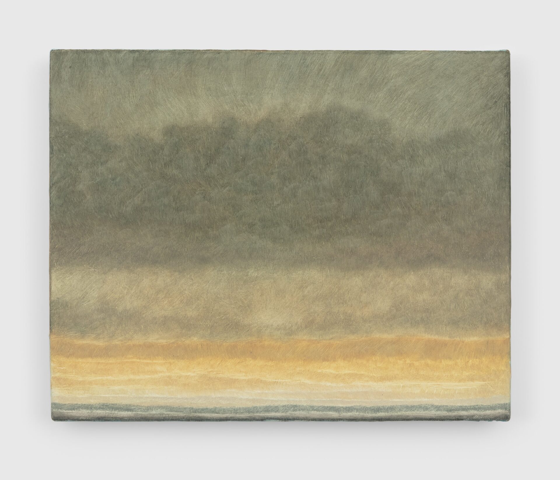 Descrição da imagem: Pintura abstrata em tons verde-acinzentados e amarelados. A metade superior do quadro é preenchida por uma grande área esfumada em verde-acinzentado-claro, com uma mancha horizontal irregular em verde-acinzentado-escuro que ocupa a região central e, abaixo, faixas horizontais difusas acinzentadas, assemelhando-se ao céu nublado.
Na parte inferior, uma faixa em tons de amarelo e laranja forma um horizonte luminoso, sobre o qual se sobrepõem linhas finas e irregulares esbranquiçadas e, abaixo, uma pequena faixa horizontal em tons verde-acinzentados e azulados, assemelhando-se ao sol no horizonte sobre águas. Fim da descrição da imagem.