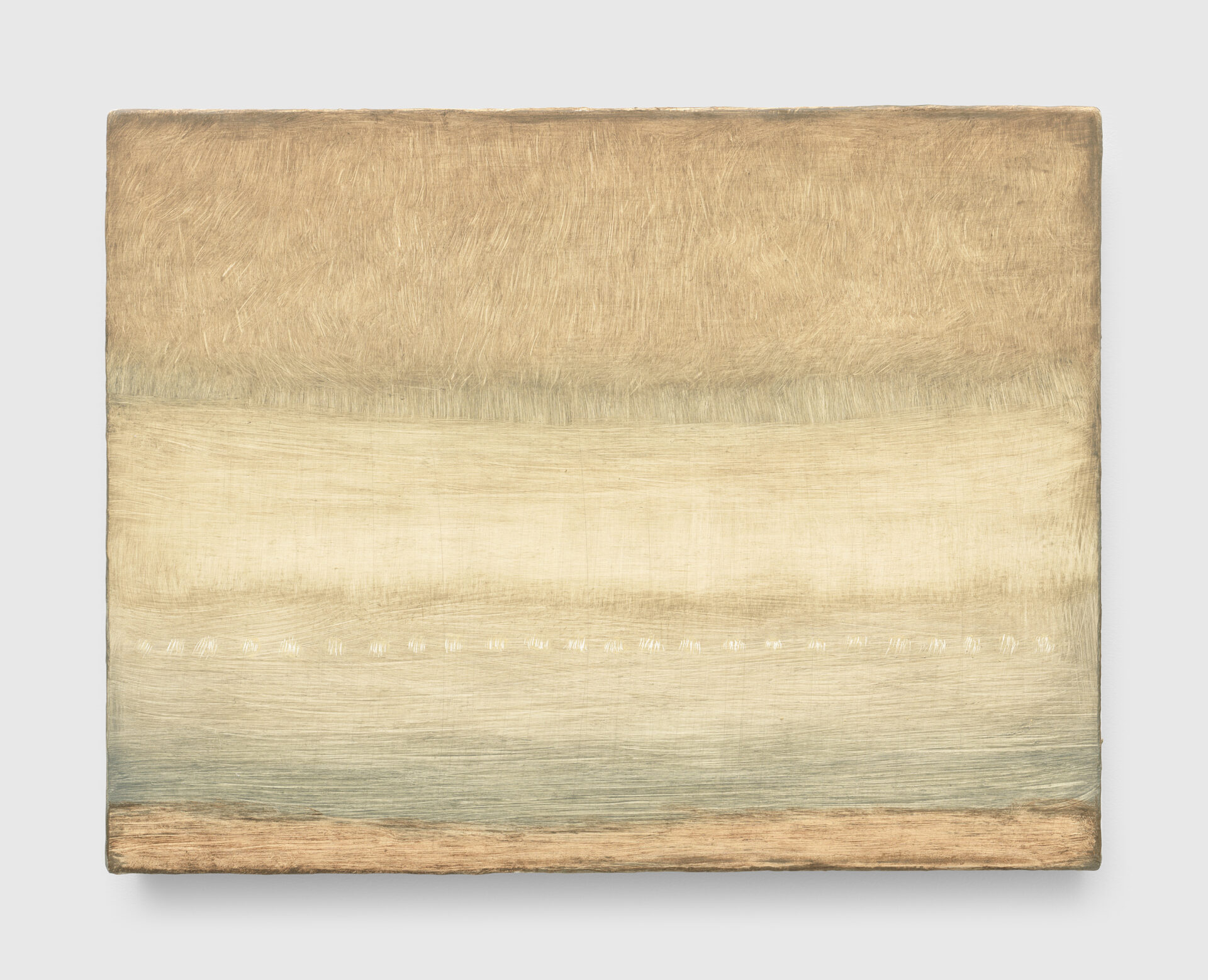 Descrição da imagem: Pintura abstrata em tons de marrom, bege, amarelo e verde-azulado. A metade superior do quadro é preenchida por uma ampla faixa esfumada em marrom-claro e amarelo e, abaixo, uma região em bege, com sutis variações de tonalidades amareladas, assemelha-se a um pôr do sol.
Uma linha fina e irregular, em branco, atravessa horizontalmente a parte inferior da composição. Abaixo, uma sequência de faixas horizontais em tons de verde-azulado e a última faixa em bege e marrom, criando um degradê suave e contínuo, assemelhando-se ao mar e a uma pequena faixa de areia. Fim da descrição da imagem.
