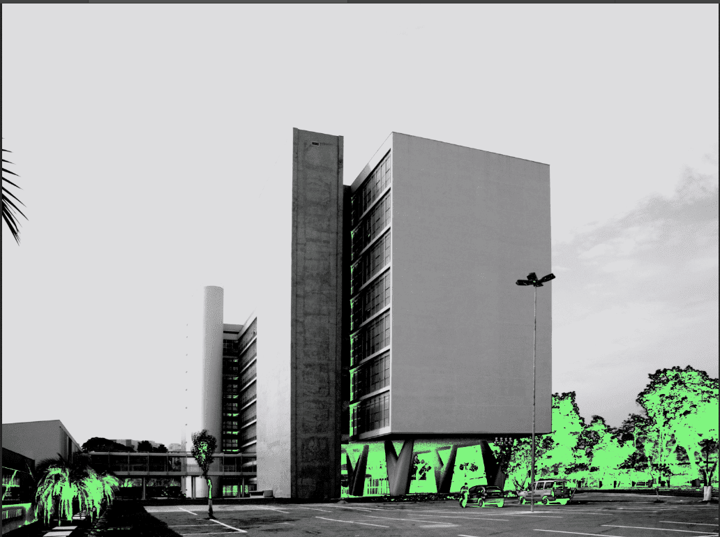 Descrição da imagem: Fotografia horizontal em tons de cinza, com áreas destacadas em verde neon. A imagem exibe a fachada posterior do edifício principal de oito andares do MAC USP, vista em perspectiva pela lateral direita.
O edifício é largo e apresenta brises metálicos. Na fachada posterior, são visíveis apenas dois anexos verticais conectados ao edifício, um à direita e outro ao centro.
Na parte inferior direita, a vegetação está destacada em verde neon. Na lateral do edifício, dois carros estacionados também estão em verde neon. Fim da descrição da imagem.
