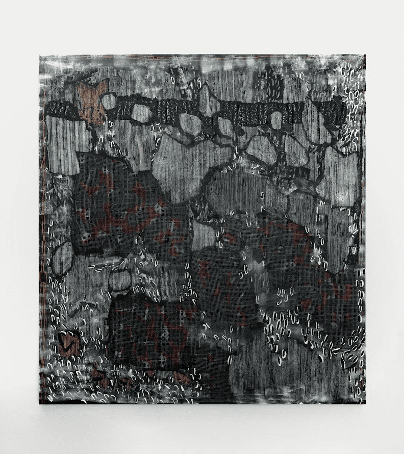 Descrição da imagem: Pintura abstrata composta por formas irregulares que se assemelham a fragmentos de rochas levemente separados por fendas.
Na parte superior, uma sequência de formas alongadas e angulosas está disposta horizontalmente em preto, cinza e uma pequena forma em cor ocre.
Abaixo, grandes formas em cinza-escuro com manchas vermelhas difusas estão entre outras em cinza-claro e cor ocre.
Nas laterais e na parte inferior, pequenas formas ovaladas, com o centro preto e as bordas brancas, estão distribuídas de forma irregular sobre a superfície. Fim da descrição da imagem.
