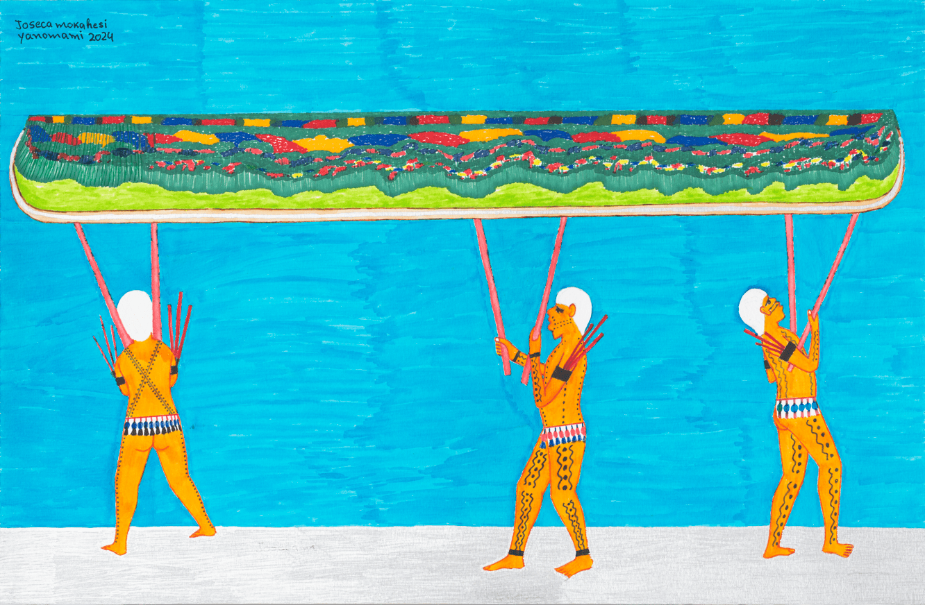 Descrição da imagem: Ilustração de três xapiris em pé sobre um chão cinza-claro.
Eles estão pintados de amarelo-alaranjado, com pintura corporal de pontos e linhas onduladas pretas; têm cabelos brancos curtos e usam braceletes com três finos gravetos vermelhos de cada lado e tangas com padrões em azul e branco.
Seguram varas cor de laranja acima da cabeça e, sobre elas, está apoiado um grande objeto horizontal em formato de canoa.
O objeto tem base bege estreita e corpo verde, com linhas sinuosas coloridas em tons de azul, vermelho, amarelo, verde e marrom.
O indígena à esquerda está de costas, o do centro em perfil esquerdo e o da direita em perfil direito. O fundo é azul.
No canto superior esquerdo, a assinatura do artista, em preto: Joseca Mokahesi Yanomami. Dois mil e vinte e quatro. Fim da descrição da imagem.
