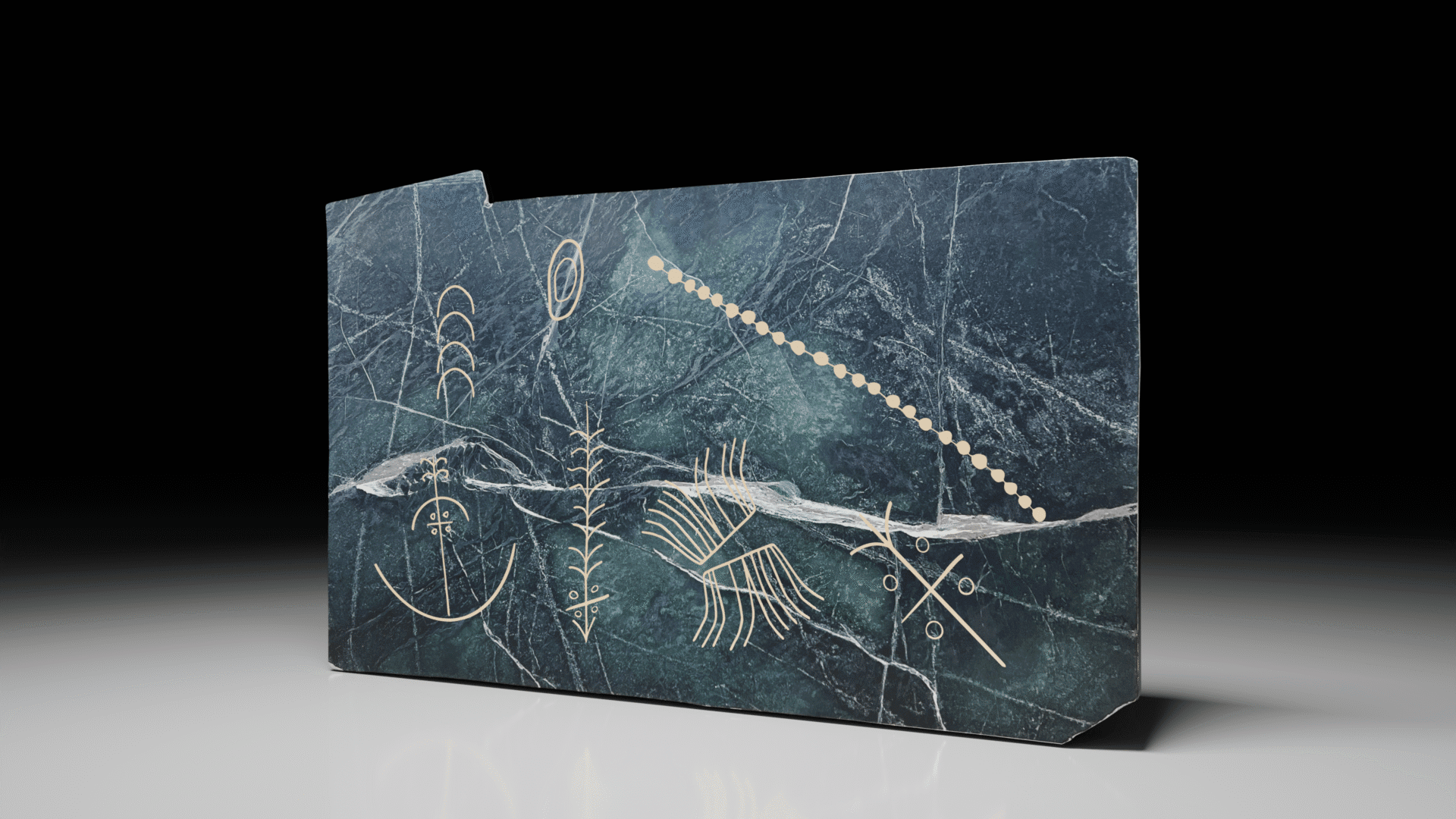 Descrição da imagem: Desenhos em folha de ouro sobre pedra-sabão. A obra é retangular, horizontal e em tons de azul e verde, com veios brancos irregulares que se cruzam em várias direções. As bordas são retas, e há um recorte irregular no canto superior esquerdo.
Sobre a superfície, linhas finas douradas formam composições geométricas. À esquerda, na parte superior, quatro semicírculos com a abertura voltada para baixo estão alinhados em sequência. Ao lado, duas formas ovais concêntricas. Do centro superior à lateral direita, uma longa linha diagonal é formada por pequenos pontos circulares dispostos em sequência.
Na parte inferior esquerda, há um grande semicírculo com a abertura voltada para cima. No interior, uma linha vertical parte do centro da base e, no topo dela, quatro linhas curvadas para fora — duas em cada lado. No centro da linha, há um semicírculo menor com a abertura voltada para baixo e, logo abaixo, uma linha horizontal curta com quatro pequenos círculos distribuídos — dois acima e dois abaixo.
Ao lado, uma flecha composta por uma linha vertical com a ponta voltada para baixo. Ao longo da linha, traços curtos inclinados se ramificam simetricamente para os dois lados. Perto da ponta da seta, há uma linha horizontal curta com quatro pequenos círculos distribuídos — dois acima e dois abaixo.
Ao lado, no centro inferior, um conjunto de linhas finas e irregulares, se assemelham a asas.
À direita inferior, uma linha diagonal voltada para a esquerda é cortada no centro por outra menor, inclinada para a direita. Entre as duas, quatro pequenos círculos. No topo da linha maior, duas ramificações estão abertas para os lados. Fim da descrição da imagem.
