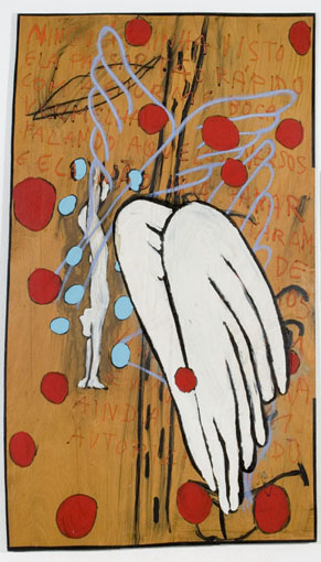 Descrição da imagem: Fotografia vertical de uma pintura em fundo amarelo-escuro. No centro, um par de asas brancas, com penas alongadas e contorno preto, ocupa até a parte inferior da pintura. As asas são rodeadas por círculos vermelhos e azuis. À esquerda, uma figura humana branca contornada de preto, estilizada, com o corpo fino e alongado. Um contorno de asas azuis está sobreposto à parte superior da figura. 
Atras da figura humana, das asas brancas e das asas azuis, de cima para baixo, traços em laranja formam frases e palavras soltas. O texto legível é: “Ninguém tinha visto ela passar tão rápido com a enorme boca vermelha. Falando aqueles versos e ela não iria parar.” As palavras soltas são: “taram de”, “os”, “M”, “A”, “e não”, “ainda”, “autoriza”, “do”. Fim da descrição da imagem.
