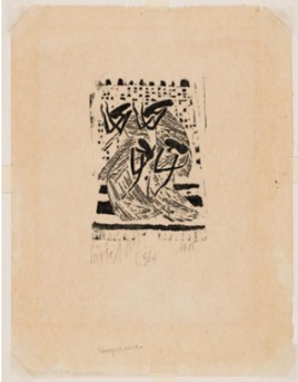 Descrição da imagem: Fotografia vertical e colorida de uma gravura em preto e branco impressa no centro de uma folha de papel amarelado. Quatro figuras humanóides estão em movimento de dança ou ritual: as duas de trás estão voltadas para a esquerda e as duas da frente para o lado oposto. Elas têm cabeça preta alongada, que remete a um adorno de cabeça ou a um penteado, os braços estão erguidos, e usam vestidos escuros e longos. Acima e ao redor delas há pequenos pontos pretos alinhados, que formam uma faixa horizontal e remetem a um padrão decorativo. A base tem linhas horizontais mais espessas. Fim da descrição. 
