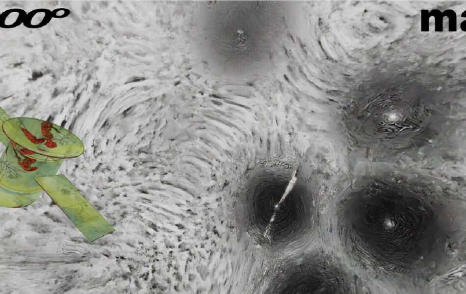 Imagem. Uma imagem que simula um ambiente digital 3D com uma textura de fundo em tons de cinza e branco, lembrando uma superfície lunar ou microscópica com crateras escuras. No canto superior esquerdo, lê-se "1000°" e, no canto superior direito, o logo "mam" em preto. Flutuando à esquerda, há um objeto tridimensional que se assemelha a um satélite ou uma sonda amarela, decorada com ilustrações botânicas de flores e pimentas vermelhas. Fim da descrição da imagem.