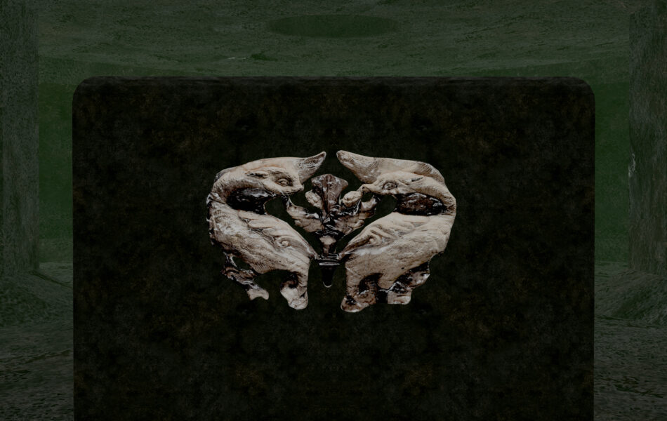 Imagem. Descrição da imagem: A imagem mostra um detalhe central de uma escultura ou relevo de cor clara sobre um bloco retangular escuro e texturizado. O relevo apresenta duas figuras simétricas que se assemelham a animais marinhos ou seres mitológicos curvos, voltados um para o outro, com uma forma vegetal no centro. O fundo é verde escuro e desfocado, sugerindo um ambiente subaquático ou cavernoso digital. Fim da descrição da imagem.