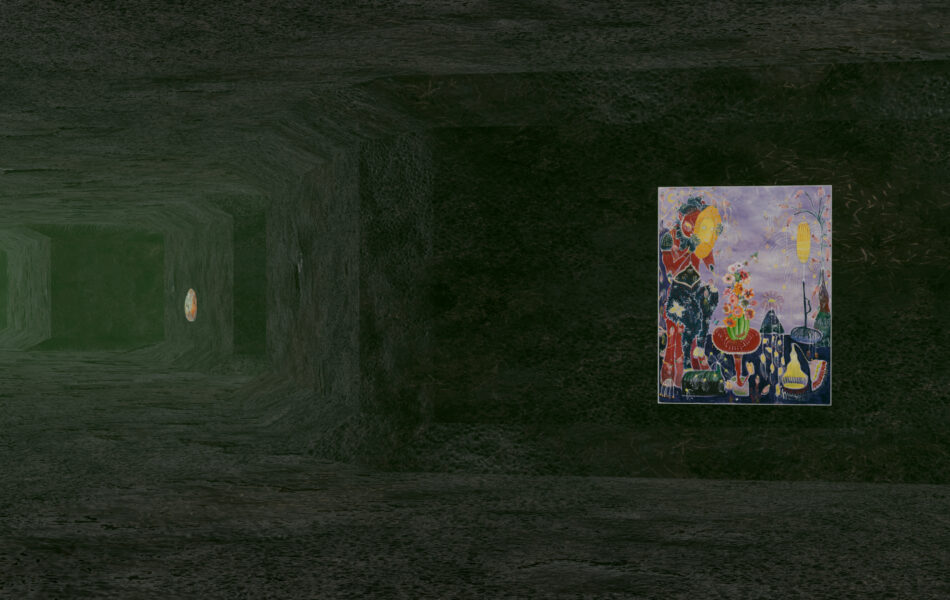 Imagem. Descrição da imagem: Captura de tela de um ambiente virtual tridimensional que simula um túnel ou galeria de paredes escuras e texturizadas, lembrando pedra bruta. No lado direito, há uma pintura retangular vertical com cores vibrantes (roxo, azul e amarelo) retratando figuras surreais e elementos florais. Ao fundo do túnel, à esquerda, avista-se um pequeno objeto circular iluminado fixado na parede. A iluminação é dramática e pontual. Fim da descrição da imagem.