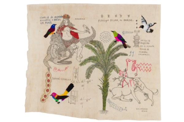 Imagem. Descrição da imagem: A obra de arte é uma composição visual sobre um suporte têxtil de cor bege claro, semelhante a um tecido de algodão cru ou pergaminho, com bordas levemente irregulares. A peça mistura desenhos à linha preta e vermelha com elementos coloridos e textos manuscritos. No quadrante superior esquerdo, há uma figura feminina de pele clara, com o peito nu, usando um cocar e uma capa vermelha. Ela está montada sobre um animal que mistura características de jacaré e serpente. Ao lado dela, o texto diz: 