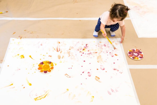 Experimentação com tintas naturais para bebês